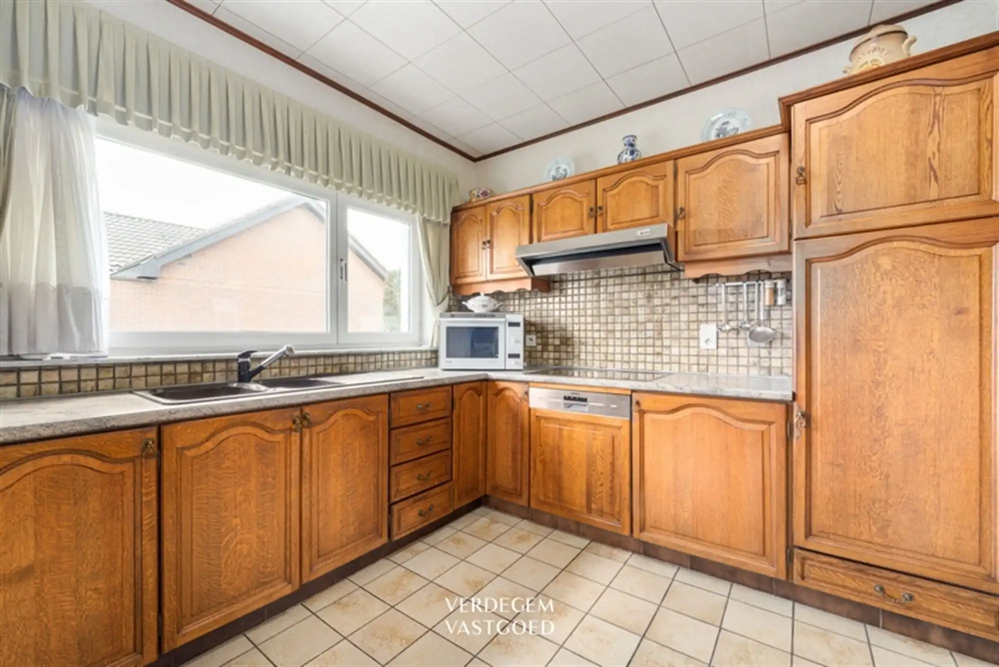 Fijne bungalow met 3 slaapkamers, zonnige tuin en dubbele garage foto 3