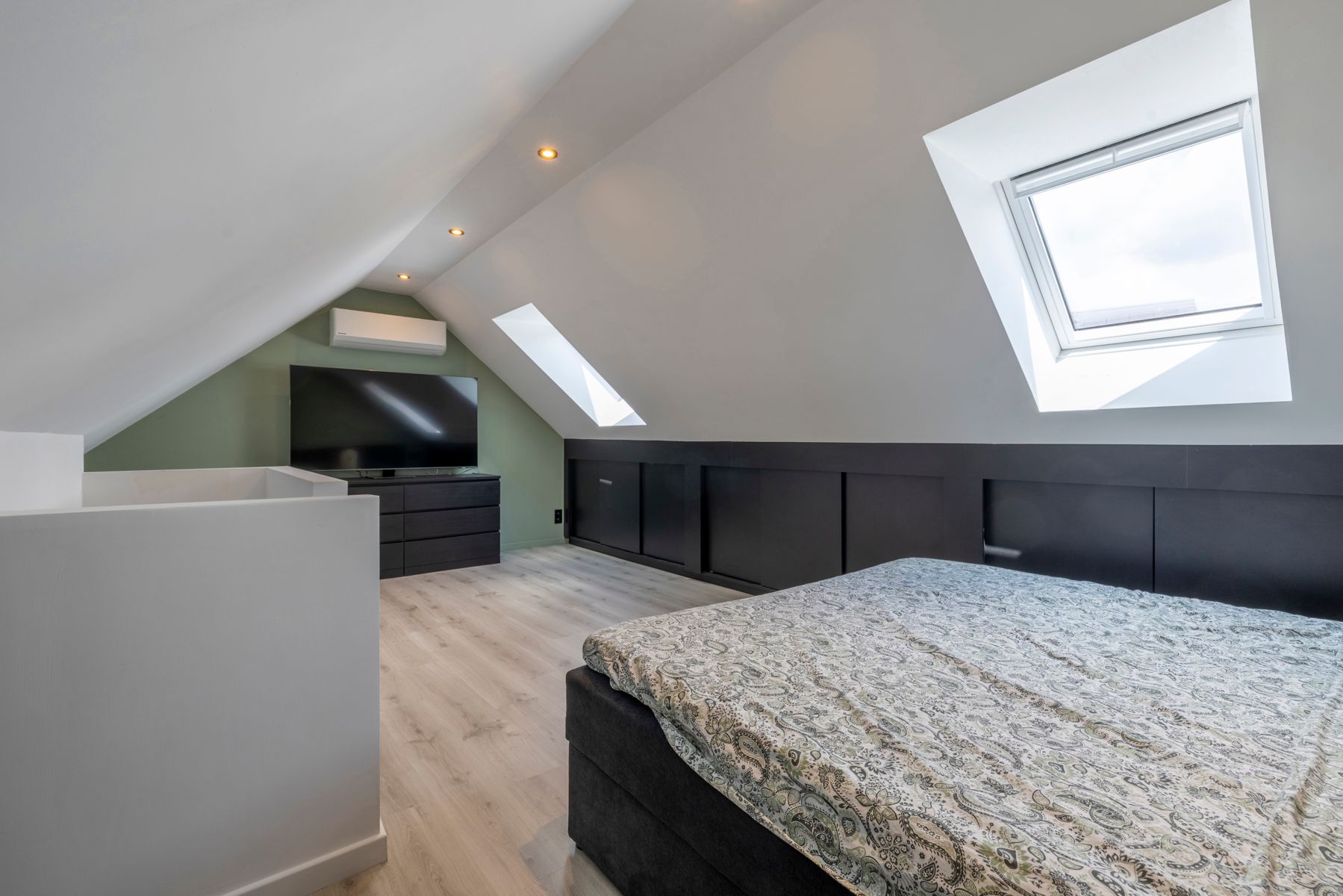 Woning met 2 slaapkamers, bureau en garage te koop! foto 16