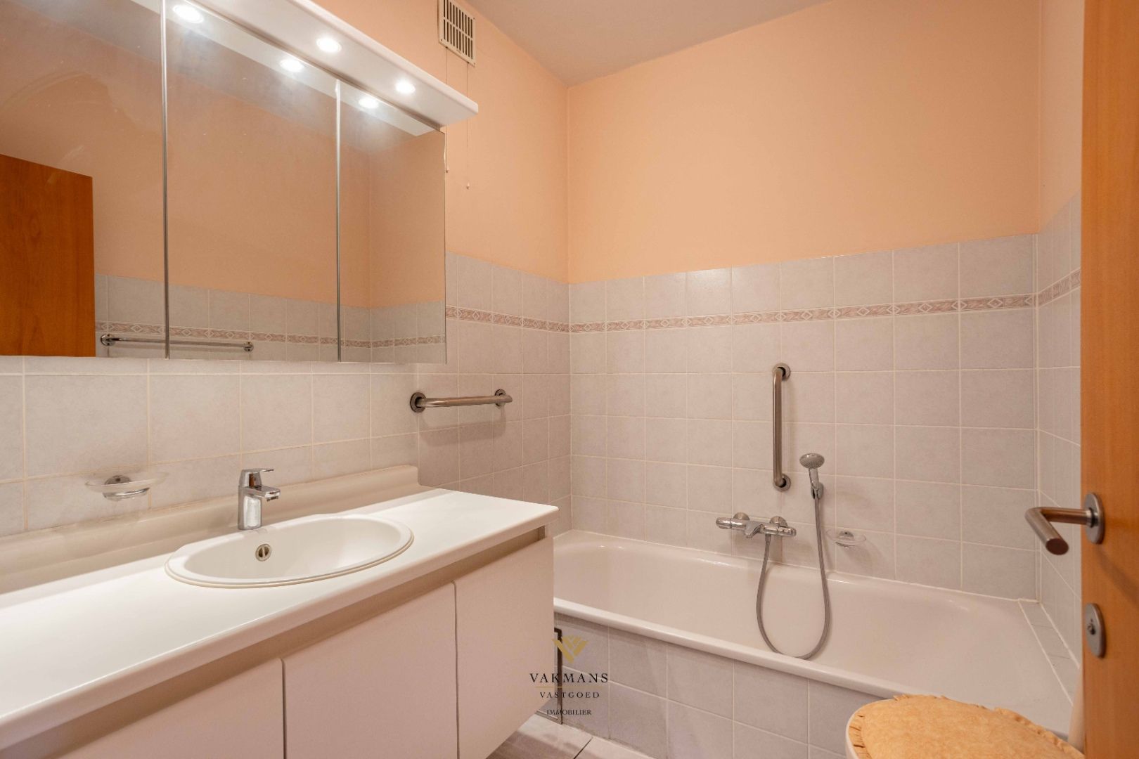 Pal in het centrum met 2 slaapkamers en garage foto 24