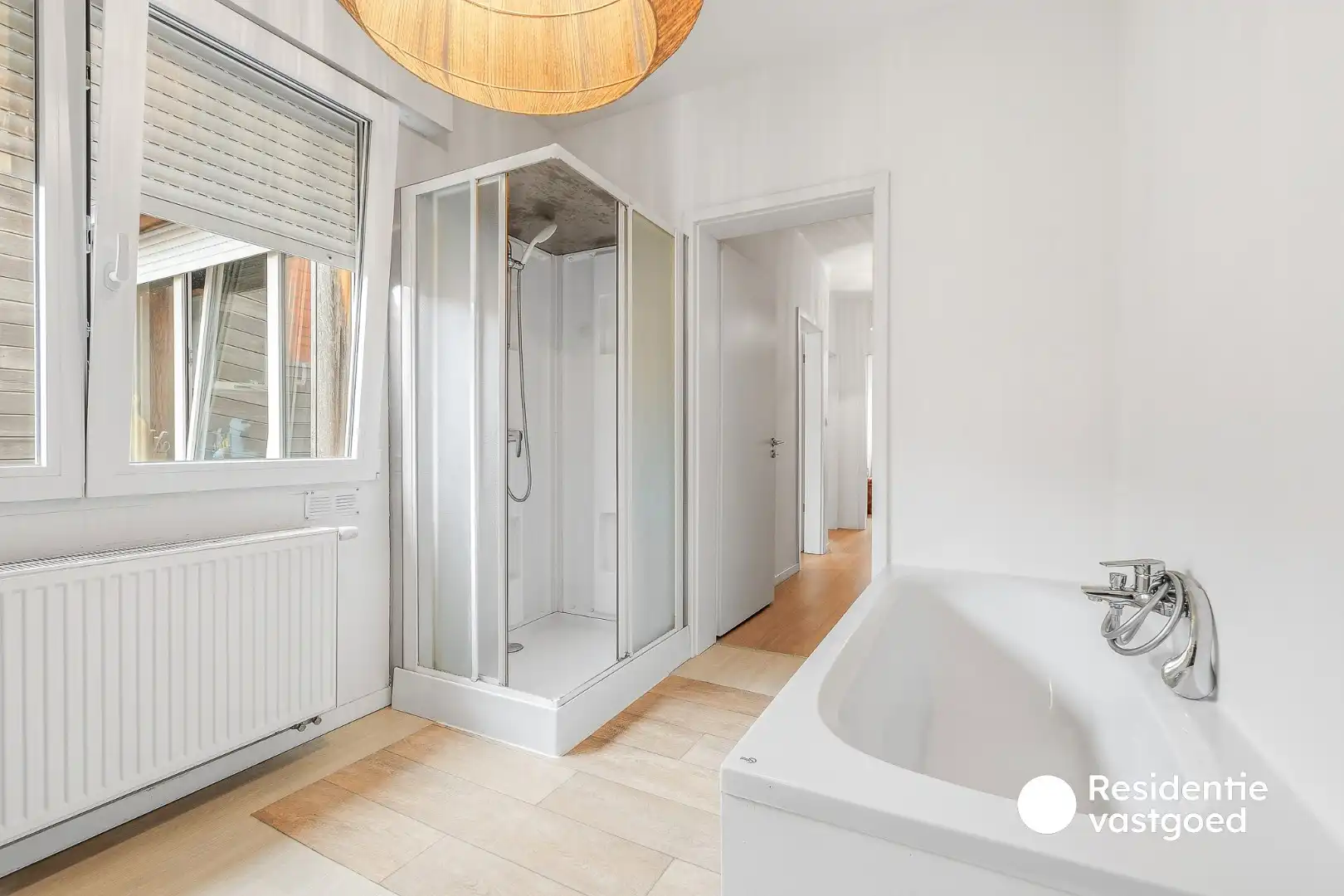 Ruime en gerenoveerde stadswoning met 5 slaapkamers, garage en twee badkamers foto 9