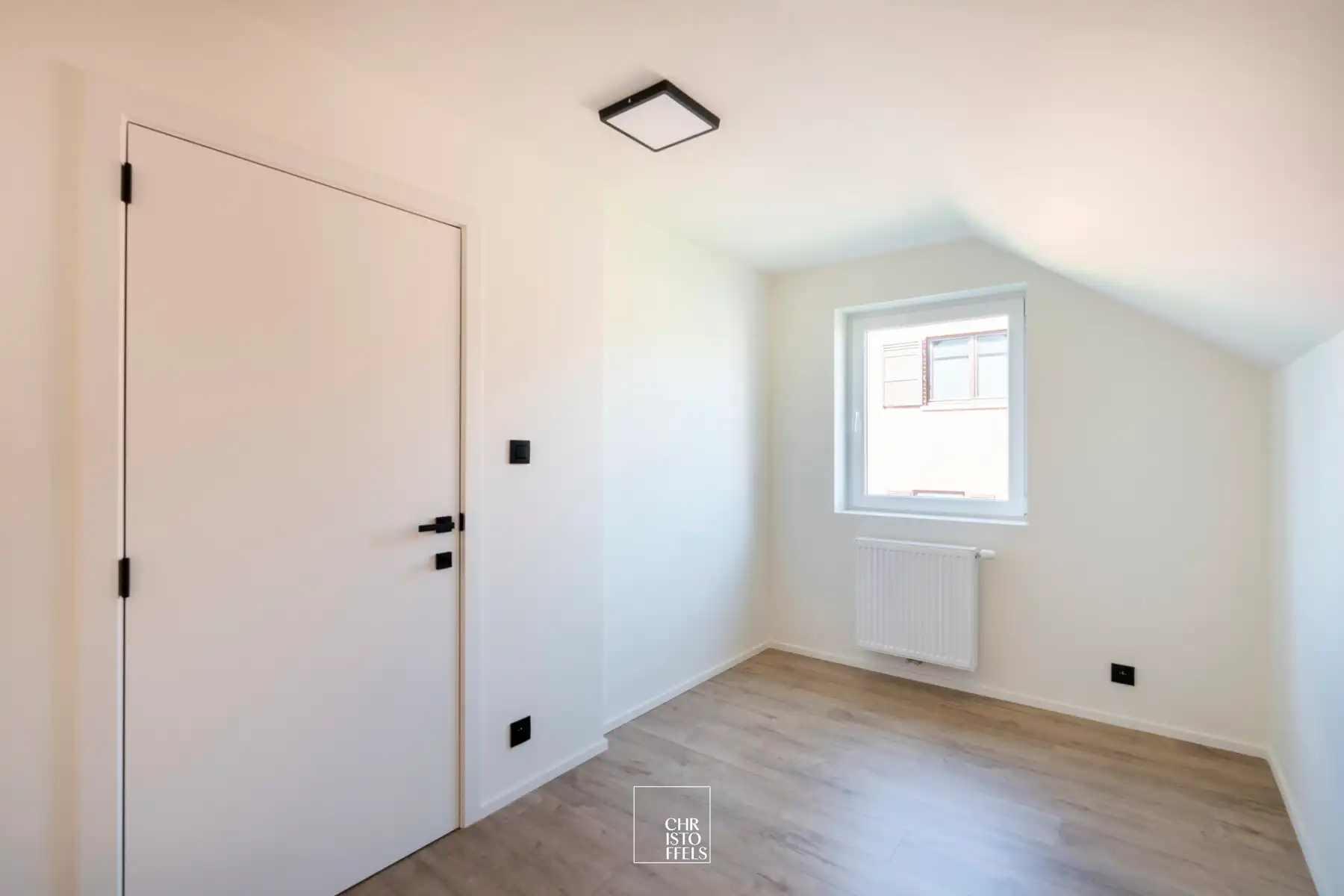 Ruime, volledig gerenoveerde gezinswoning met tuin op een ideale locatie! foto 14