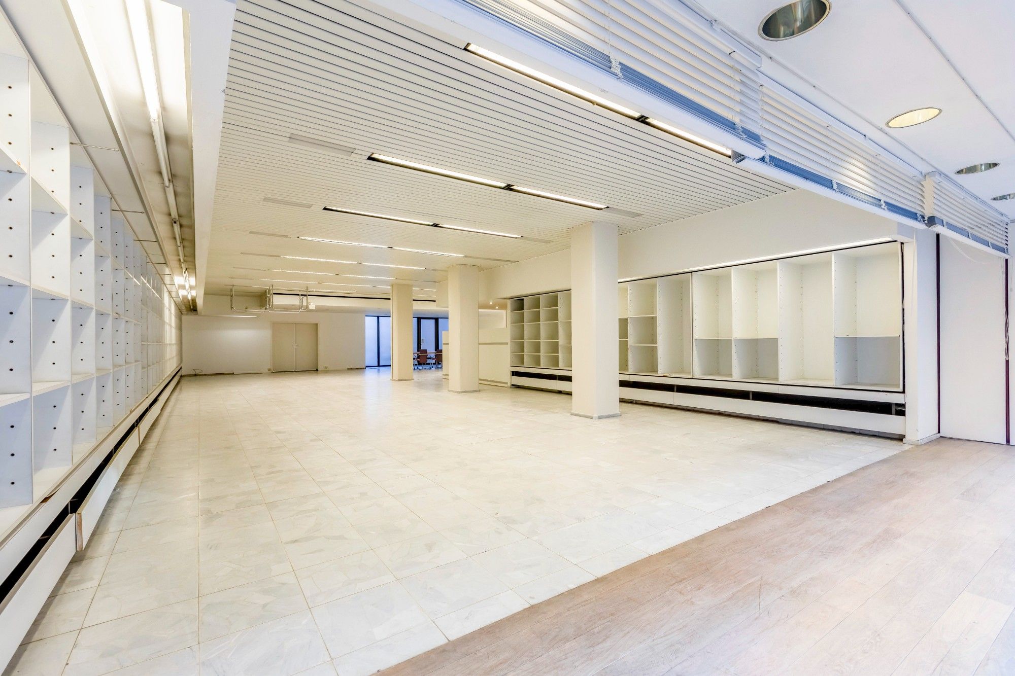 Commercieel handelsgelijkvloers met interessante straatbreedte foto 8