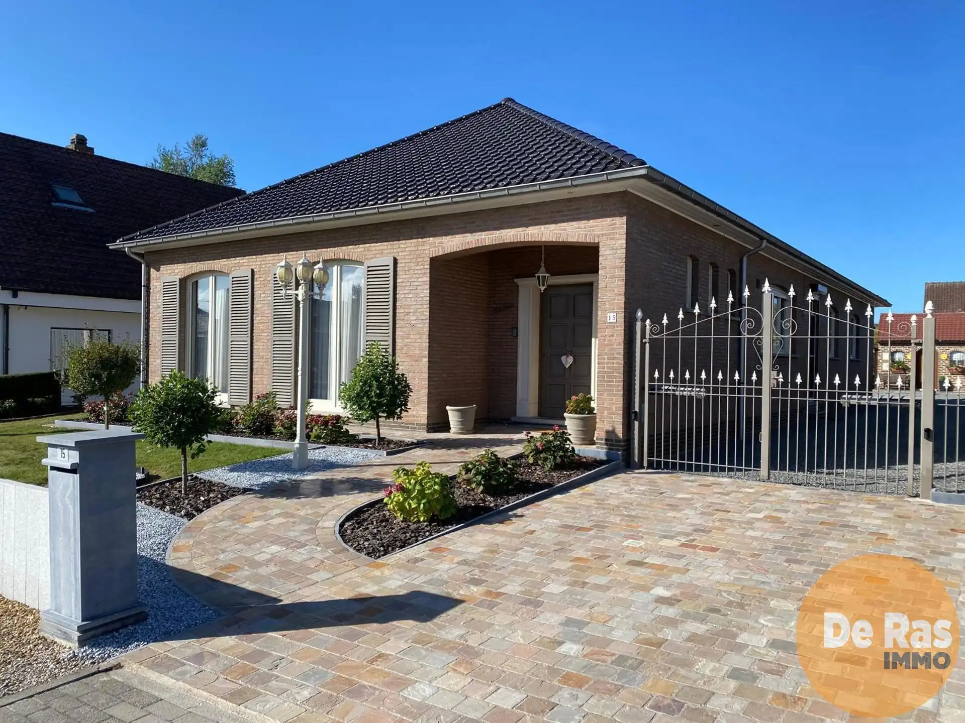 HILLEGEM - Mooie bungalow in rustige woonwijk op toplocatie foto 2