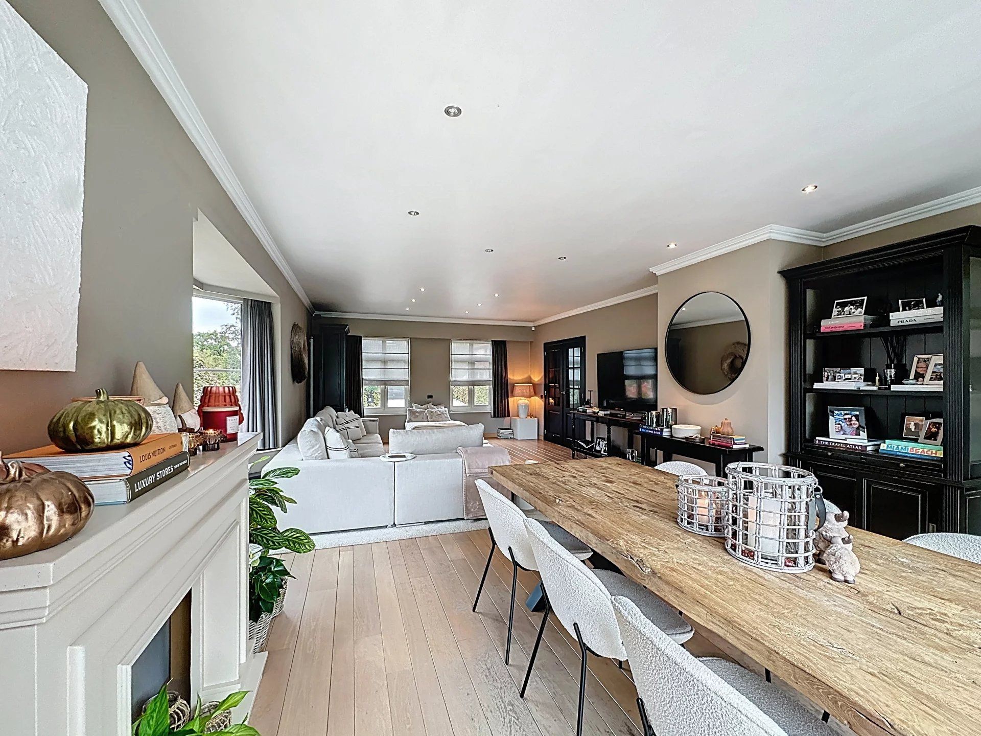 Prachtige landelijke gelegen vrijstaande woning uit 2001, gelegen op een perceel van 16a 43ca. Deze woning biedt comfort, ruimte en privacy met hoogwaardige afwerking en moderne gemakken. foto 9