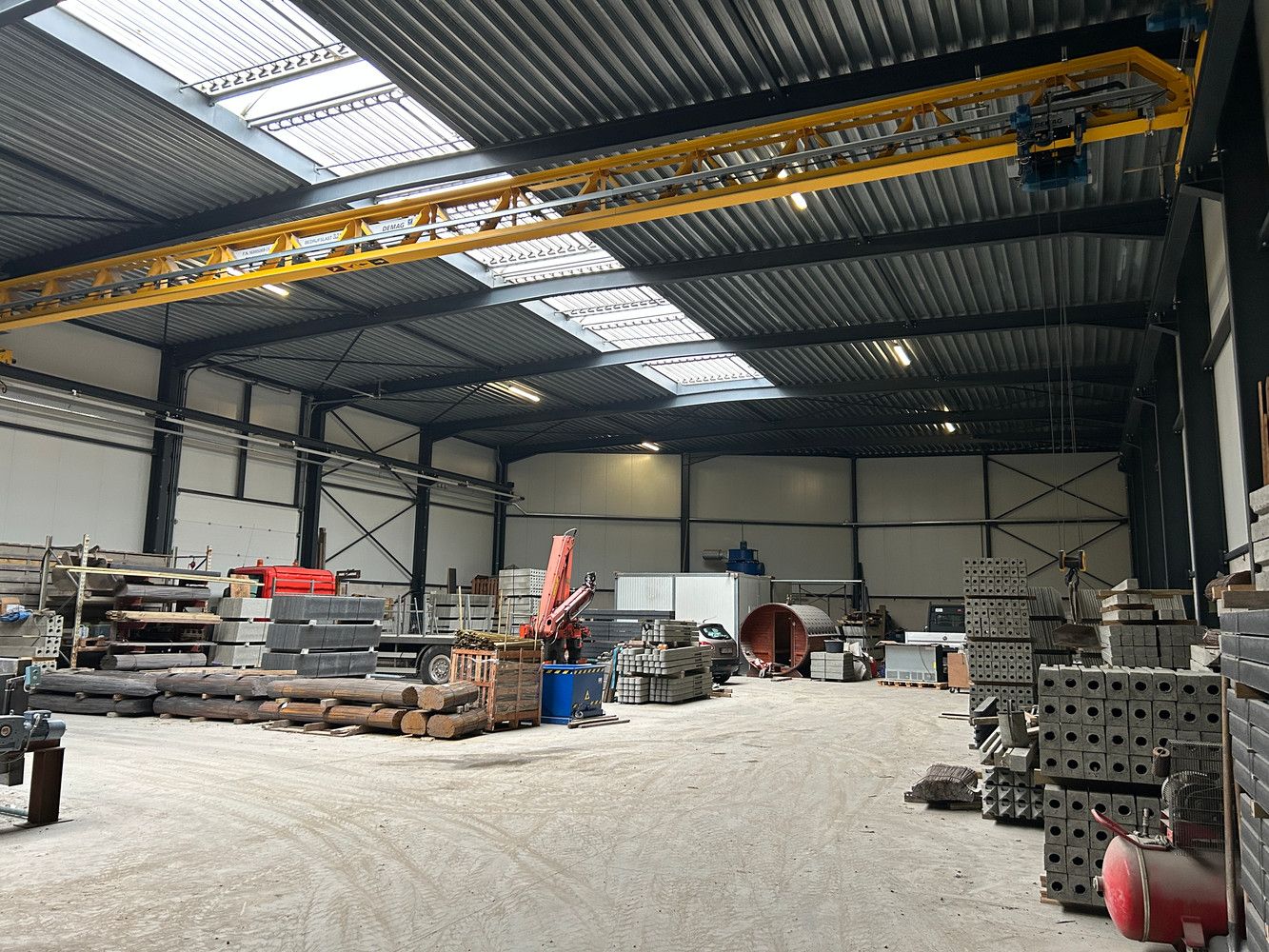 BEDRIJGSPANDEN MET KANTOREN EN MACHINES EN ROLLEND MATERIEEL foto 10