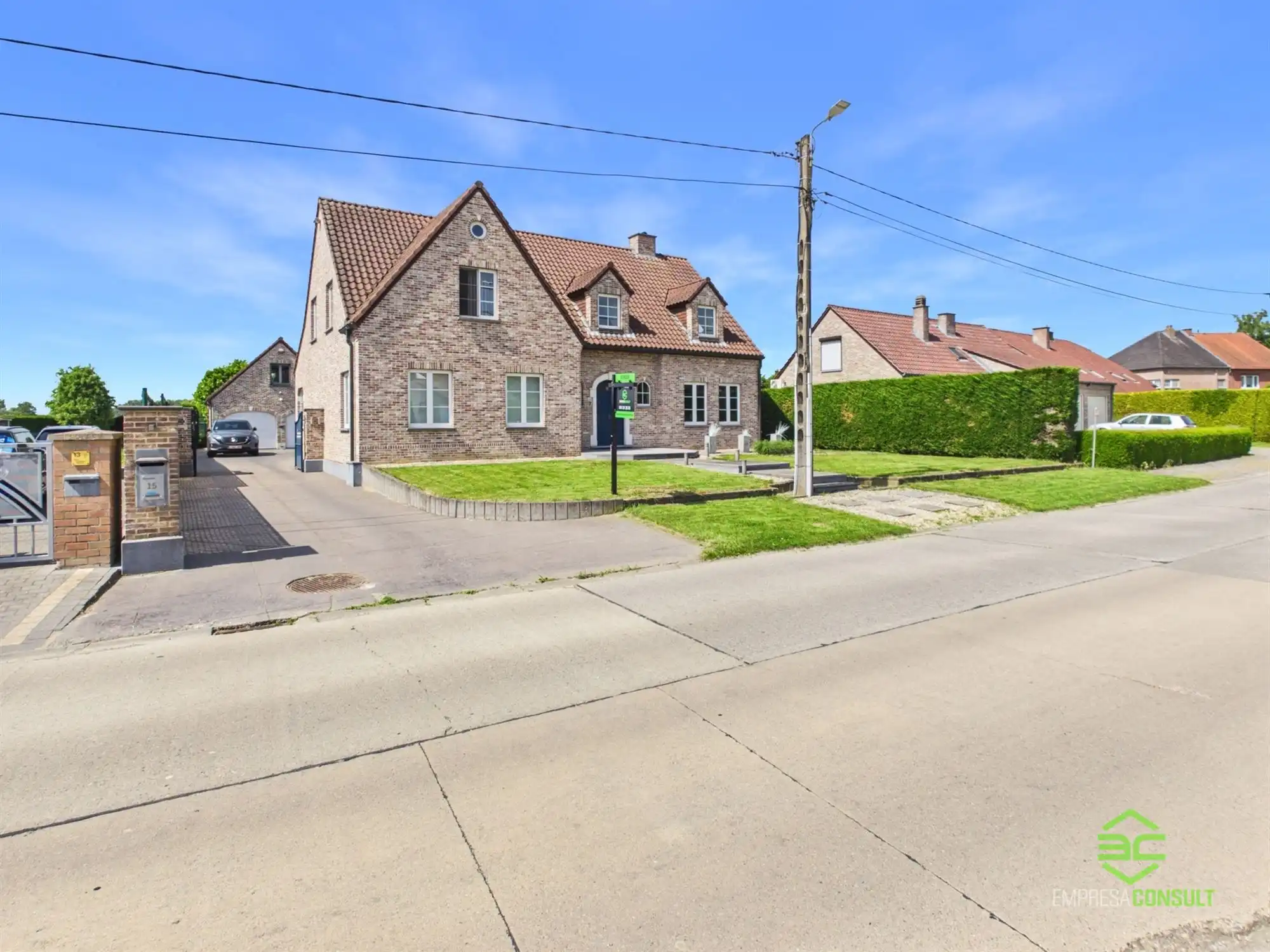 Ruime woning met 4/5 slpk en dubbele garage op 12a 50ca! foto 2