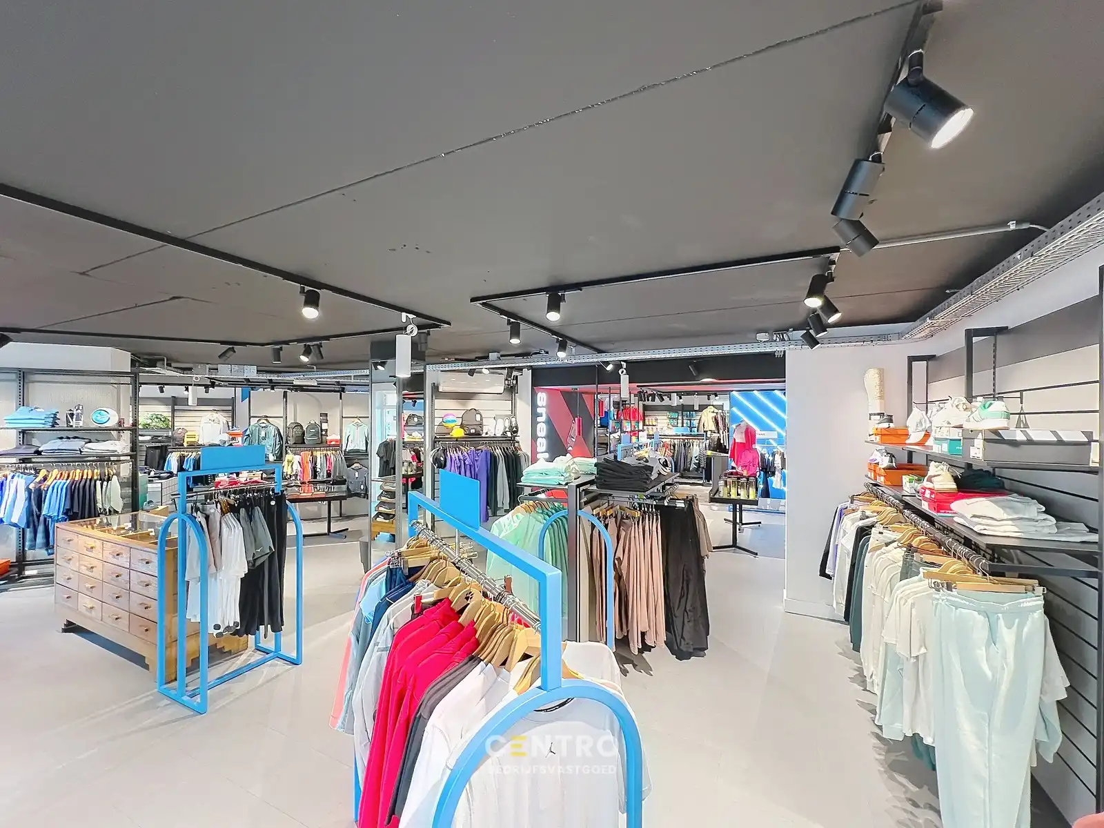 Instapklare commerciële ruimte van ca. 300 m². Uitstekend gelegen met veel passage en zichtbaarheid, ideaal voor retail of showroomconcepten ! foto 8