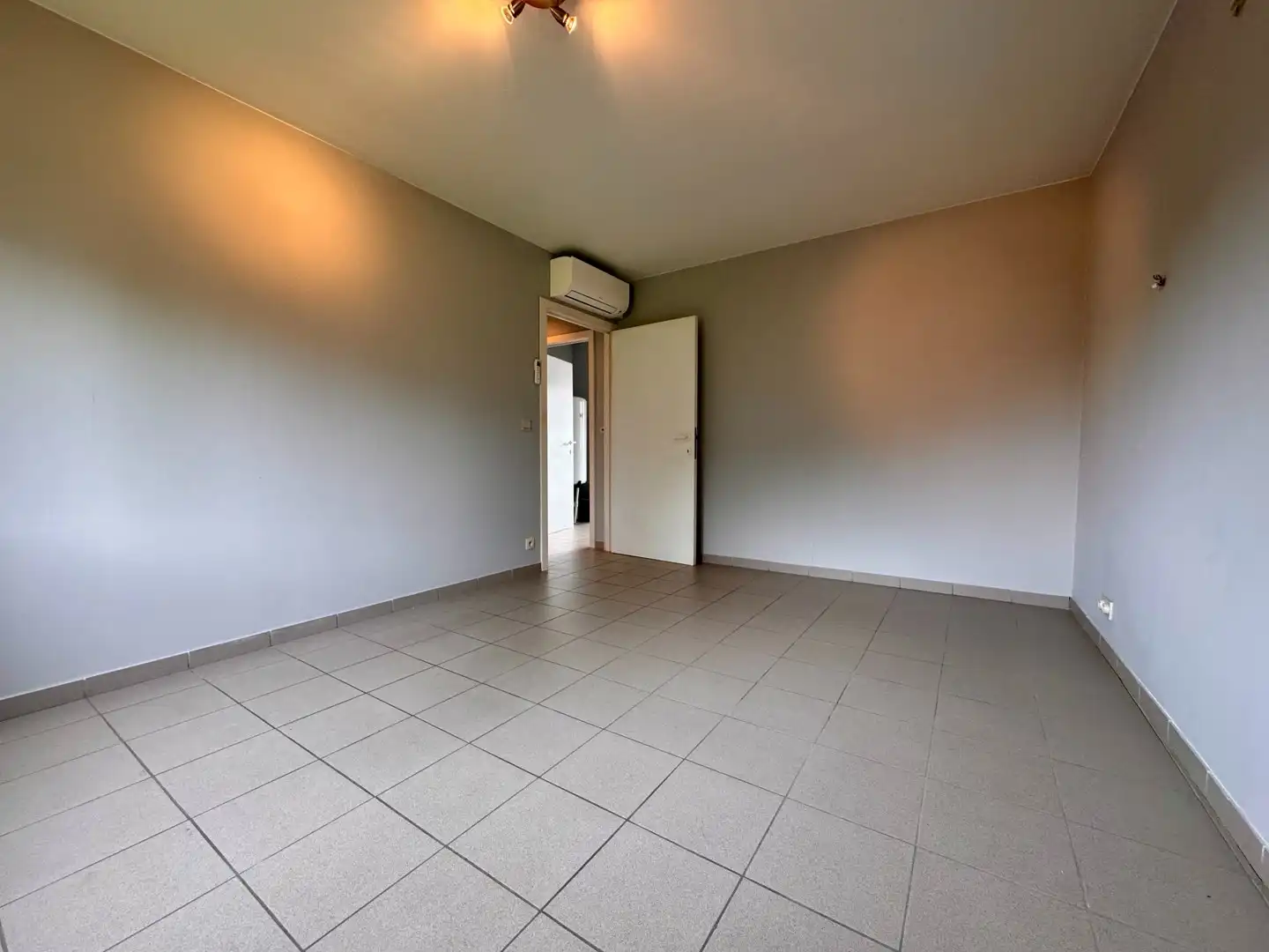 Ruim en lichtrijk appartement met 3 slaapkamers in Koolskamp foto 11