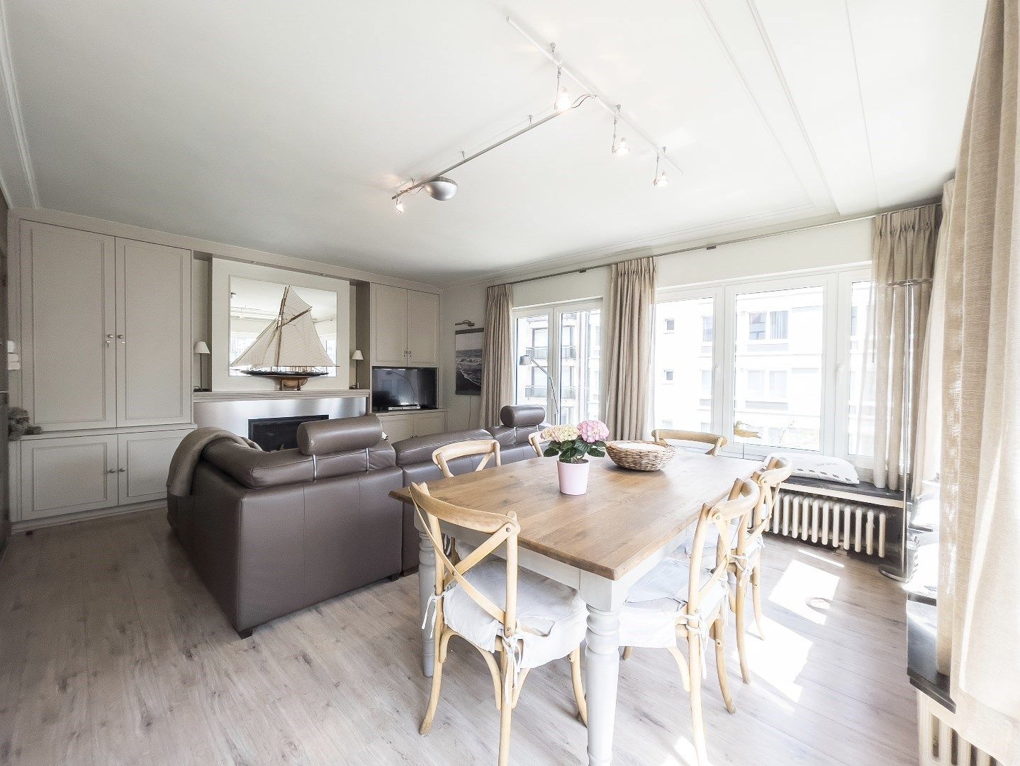 Zonnig hoekappartement vlakbij het Rubensplein, op wandelafstand van het strand foto 2