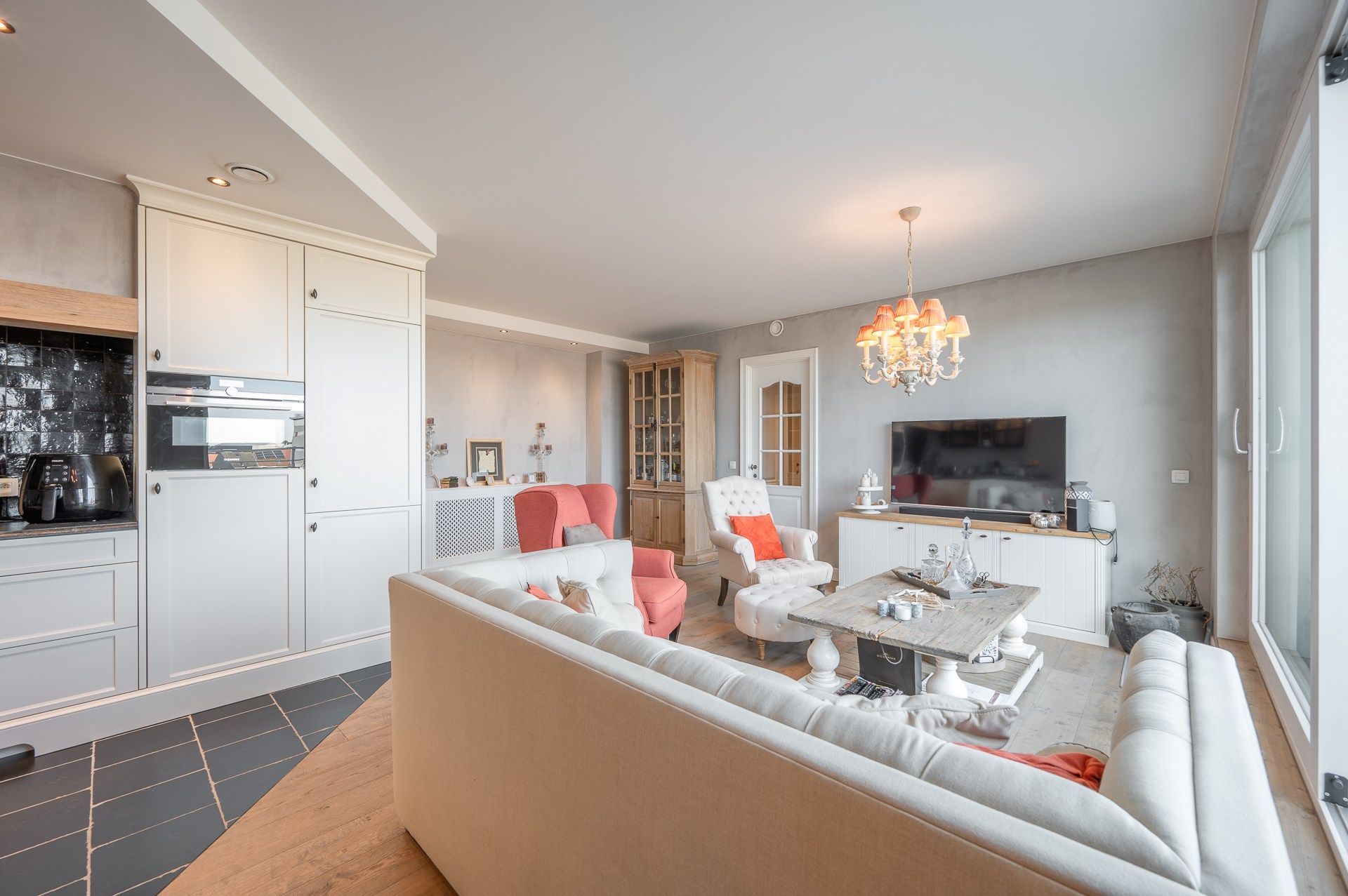 Lichtrijk appartement met een hoogwaardige afwerking,  2 slaapkamers en een ruim terras, gelegen in de residentie Promenade ter hoogte van Duinenwater op enkele foto 2