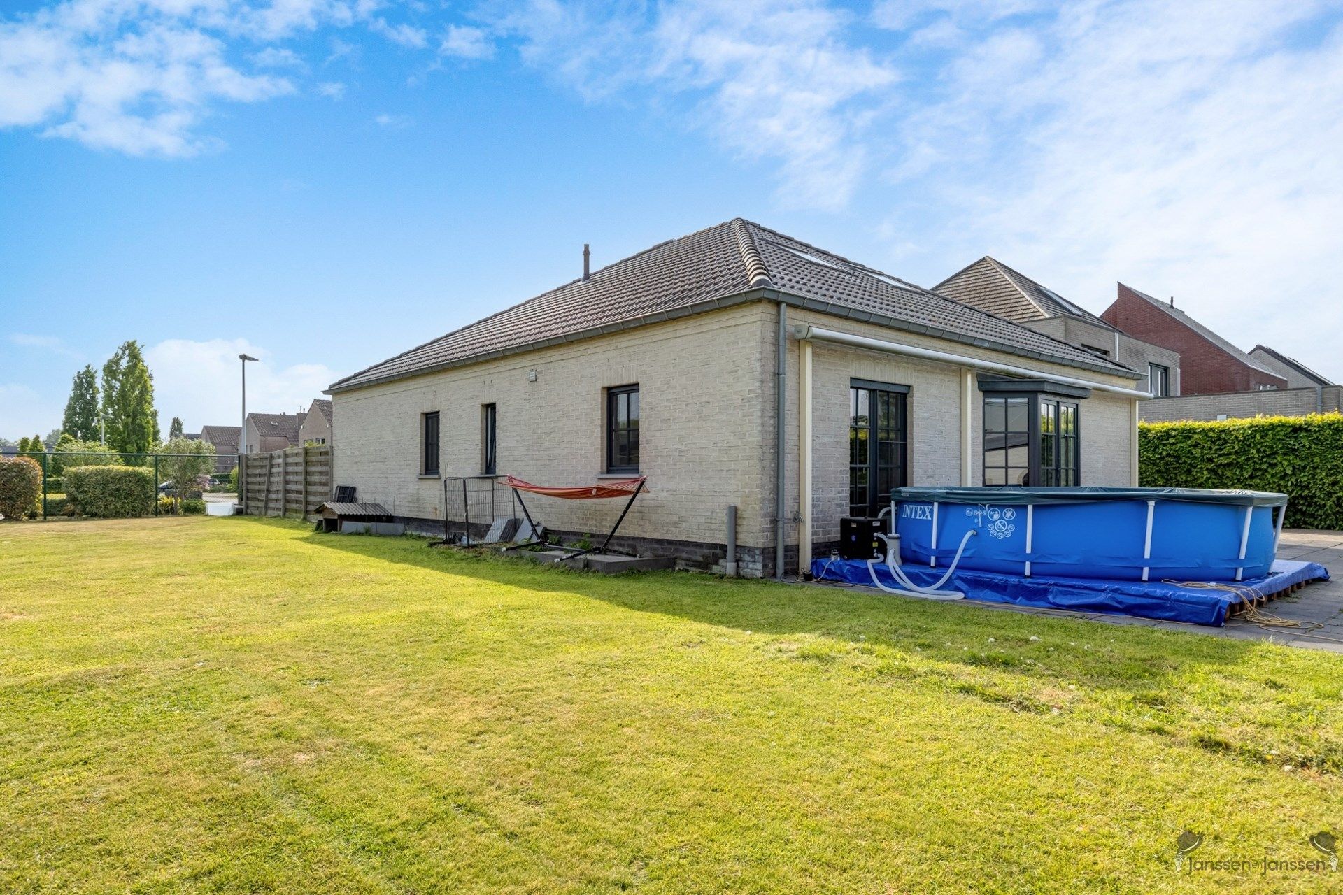 Verzorgde bungalow met grote tuin foto 17