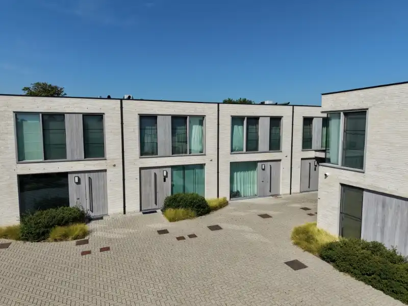 Energiezuinige woning met tijdloze architectuur in het charmante Oostduinkerke dorp! foto {{pictureIndex}}