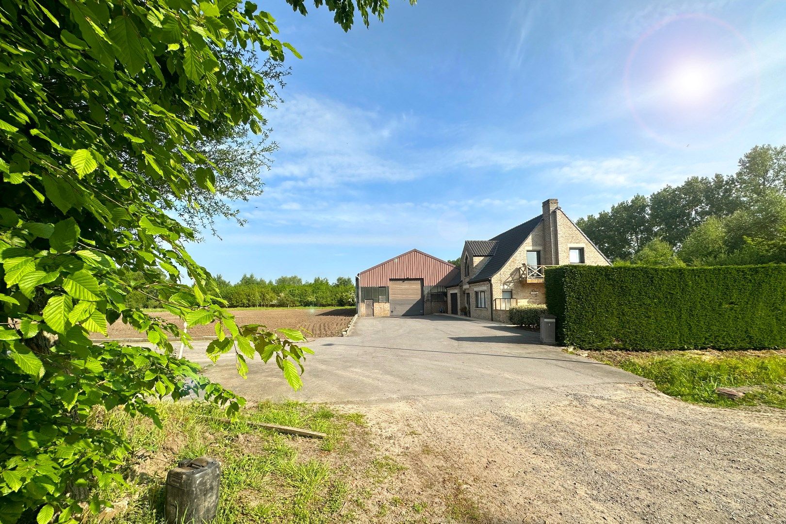 Instapklare woning met landbouwgrond in Assebroek foto {{pictureIndex}}