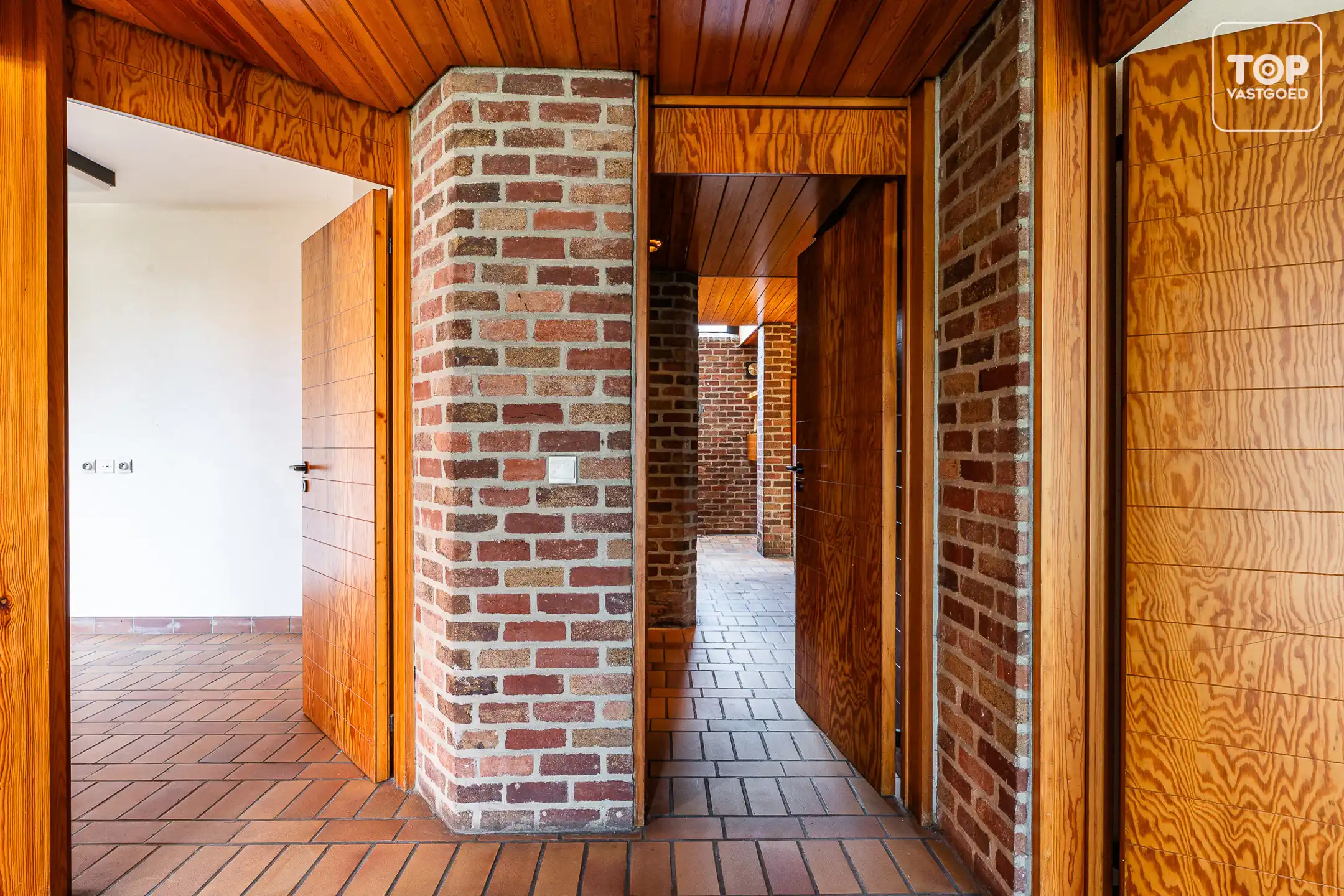 Architecturale woning met 4 slaapkamers en dubbele garage foto 2