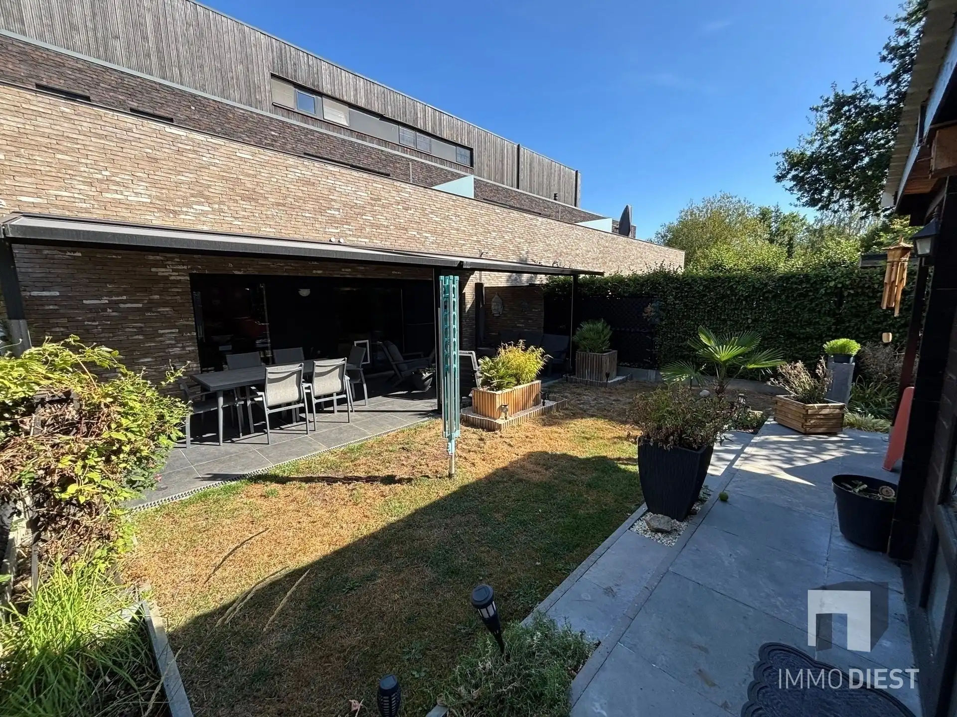 Ruim gelijkvloers appartement met zuidgerichte tuin foto 3