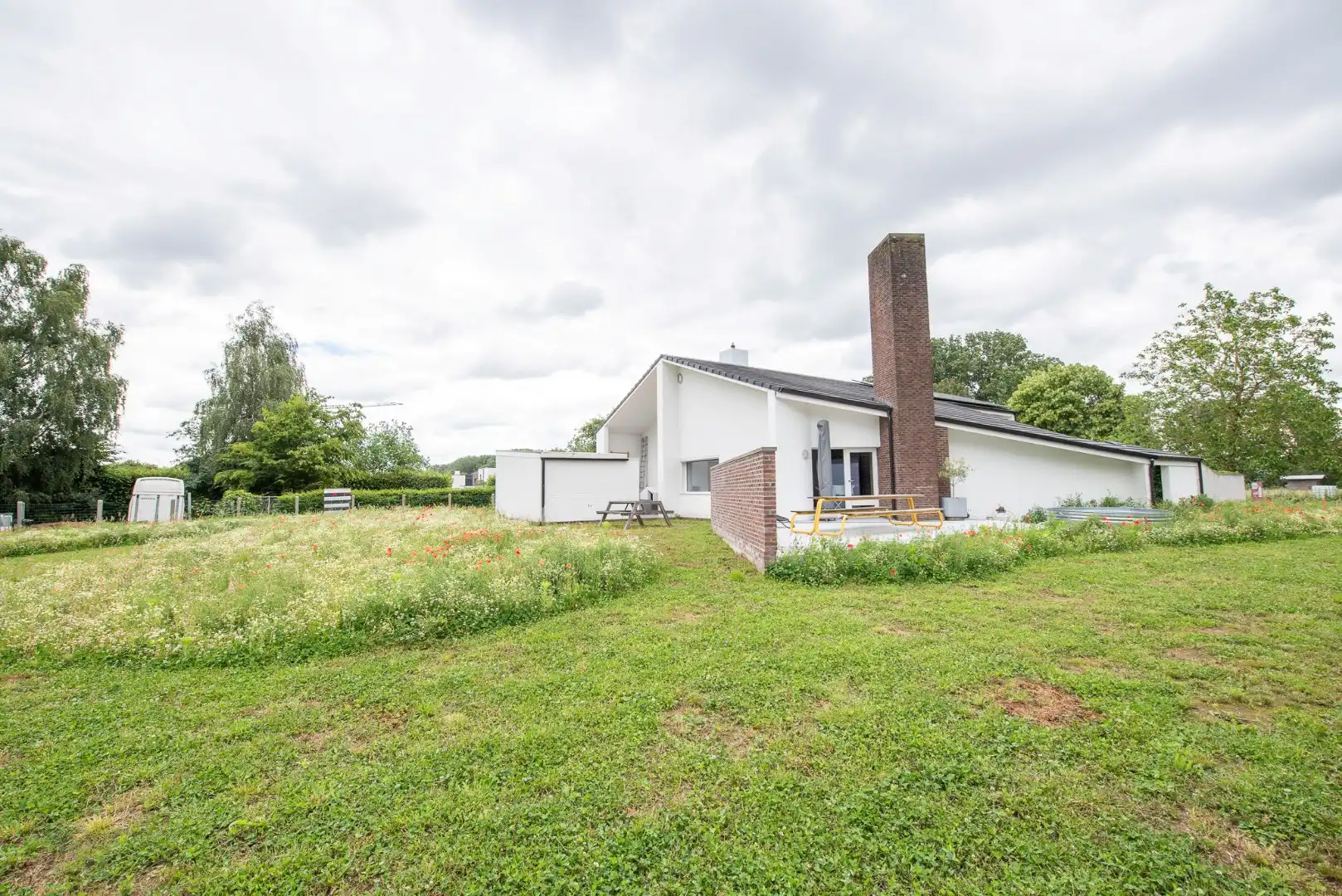 TE KOOP: Ruime architectenwoning in residentiële wijk 'De Piste'. Rustig, groen en zeer bereikbaar perceel van 1800m²! foto 2