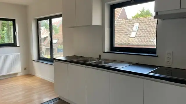 Ruim gerenoveerd appartement met 3 slaapkamers in half open bebouwing te Lier, duplex, 140m², 1 badkamer, gerenoveerd in 2026 foto 4