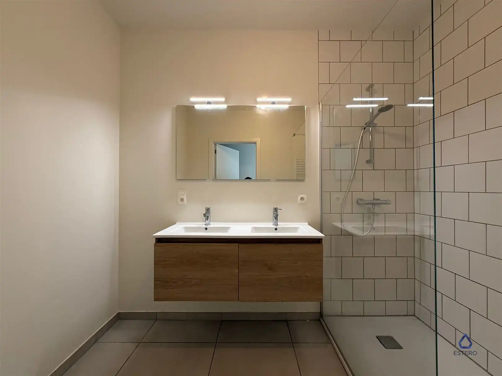 Modern 2-slaapkamerappartement met terras en zicht op groen foto 15