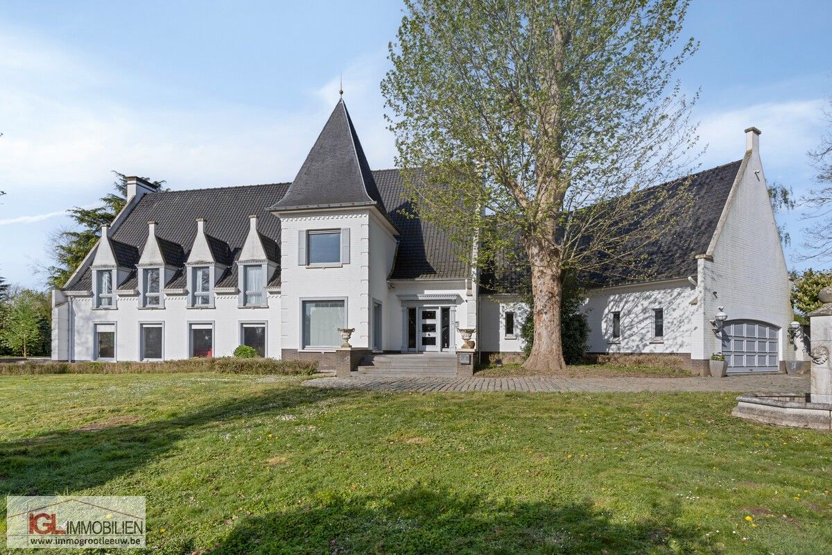 Hoofdfoto van de publicatie: Uitzonderlijk landhuis te Vlieringenpark te koop