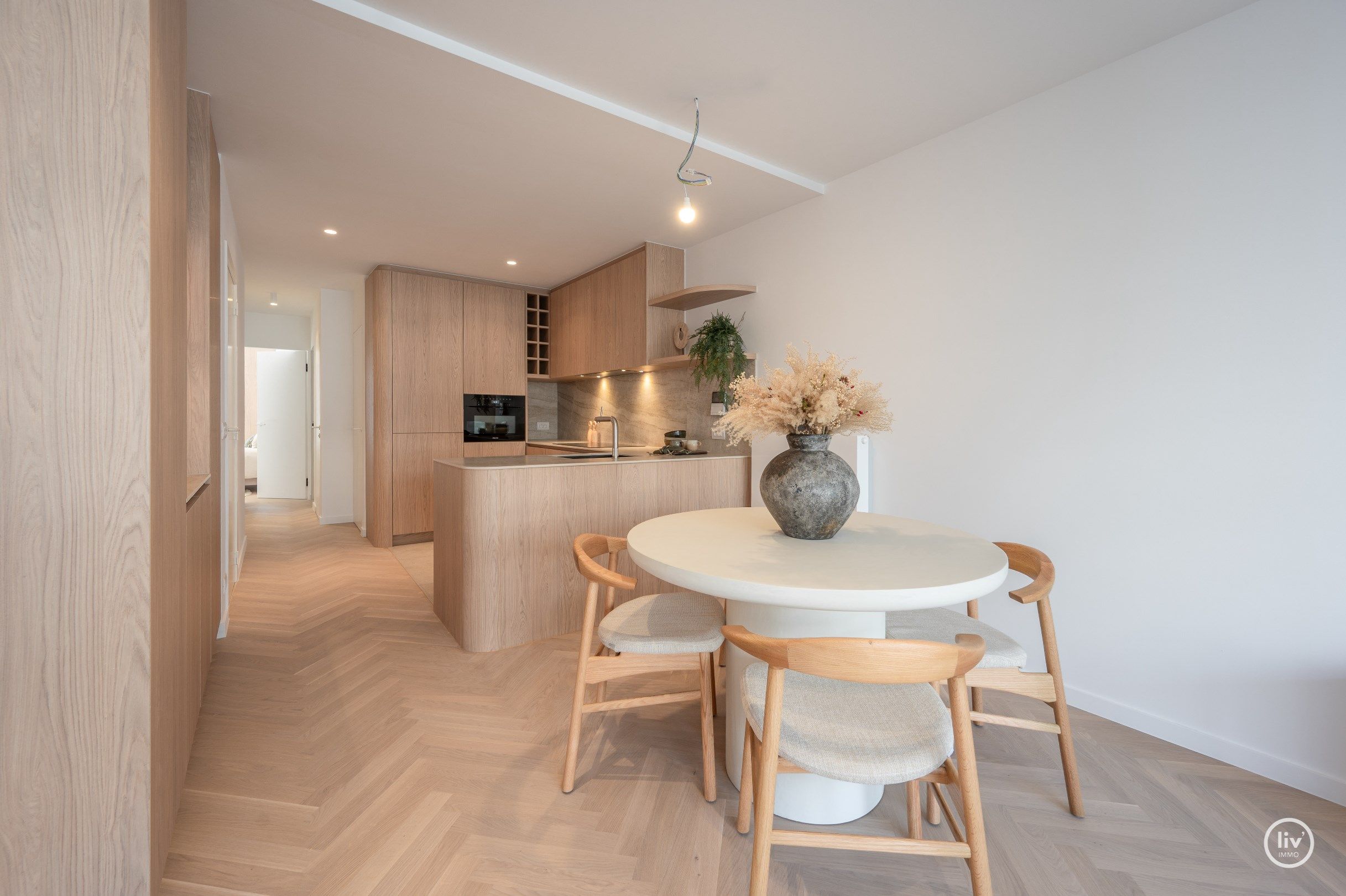 Magnifiek gerenoveerd appartement met aangenaam zonneterras centraal gelegen vlakbij de Lippenslaan te Knokke. foto 4