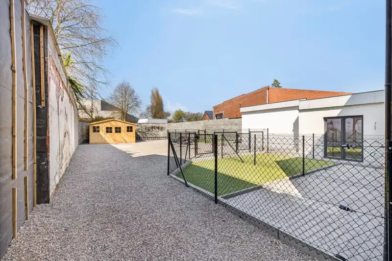 Volledig gerenoveerd, 1 slaapkamer appartement  met terras en parkeerplaats TE KOOP in Beveren-Leie! foto 24