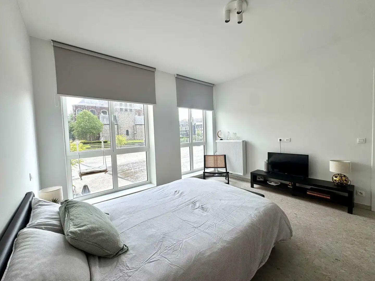 Lichtrijk geschilderd nieuwbouw appartement met 2 slaapkamers, zonneterras, parking en berging foto 8