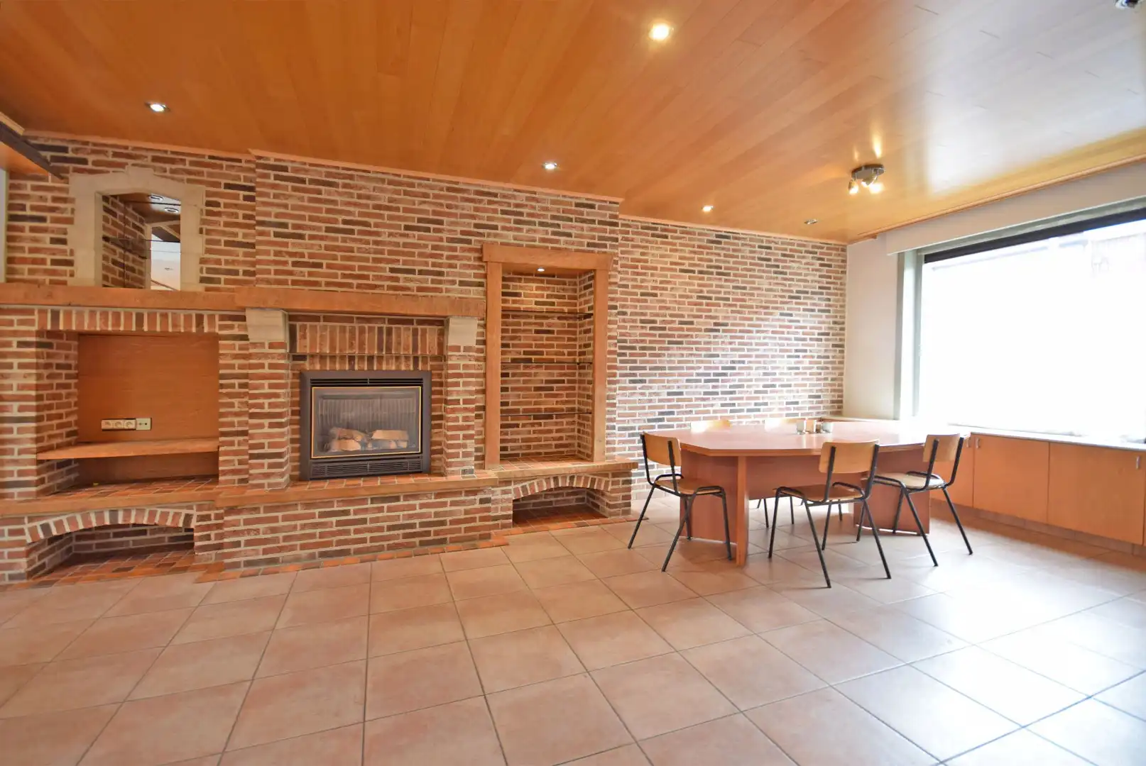 Instapklare rijwoning met ruime tuin en twee slaapkamers te Roeselare foto 2