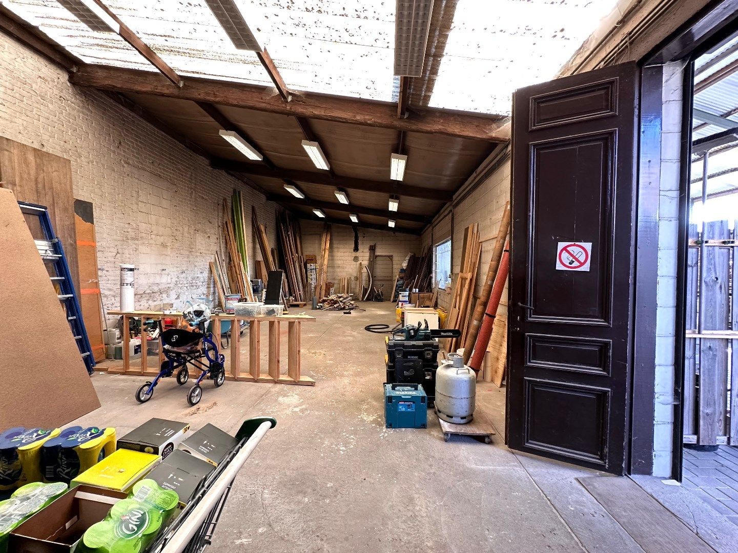 Ruim handelspand met magazijnen, loods, bureelruimte en grote tuin foto 15