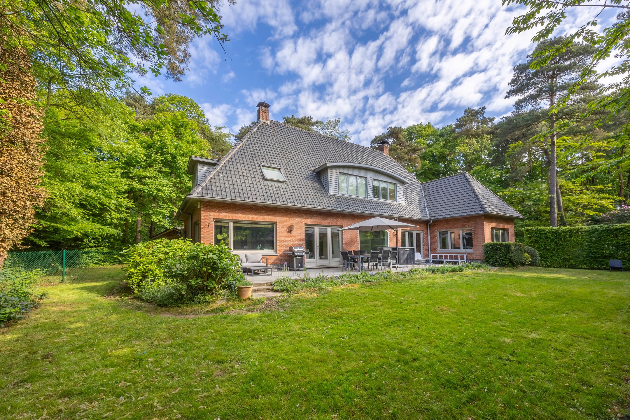 Ruime villa met bijgebouw in residentiële wijk foto 2