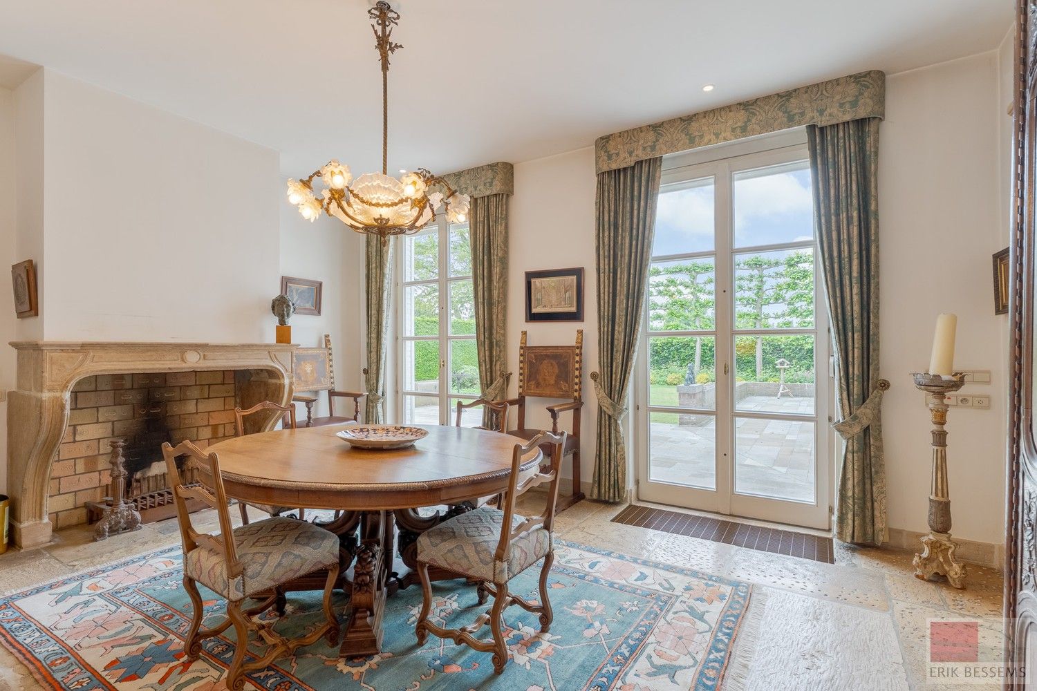 Prachtige vrijstaande villa met Franse allure, gelegen op een royaal perceel van 1.211 m², biedt een riante woonoppervlakte van 309 m² foto 10
