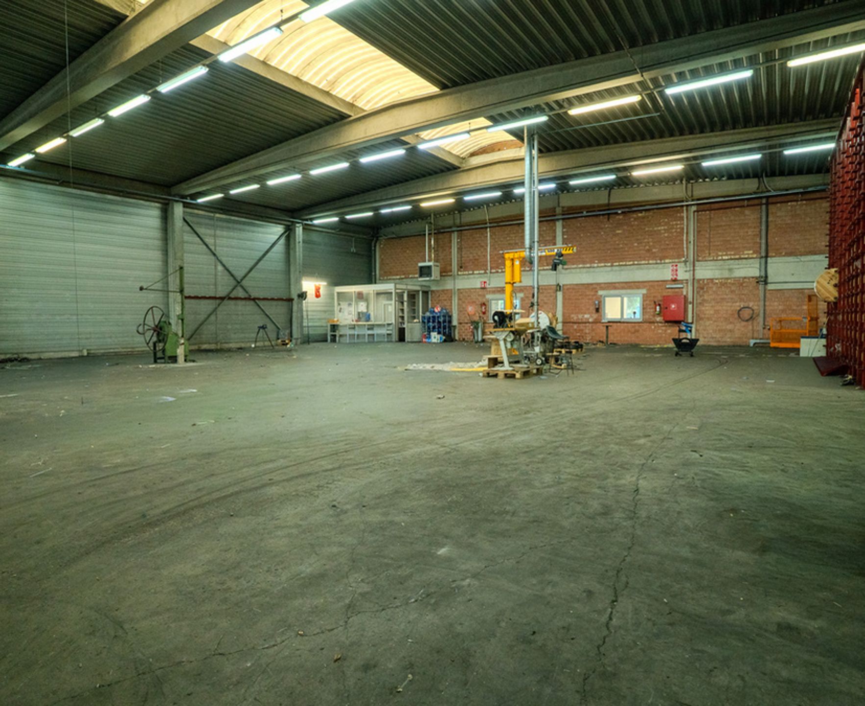 Kantoren  460m² & magazijn 3000m² te huur op 5992m² grondopp foto 4