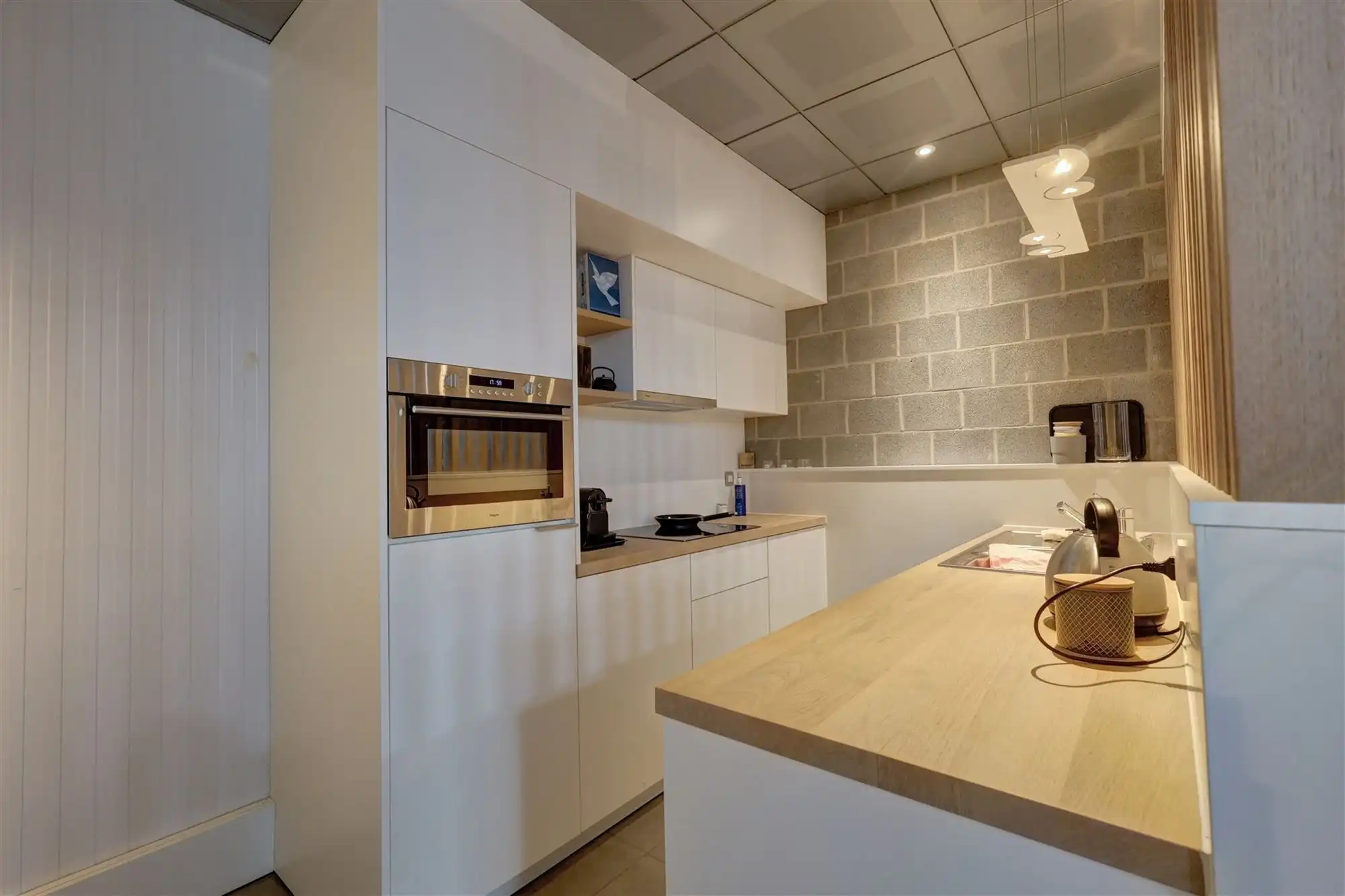 Zeer ruime showroom op een mooie zichtlocatie foto 12