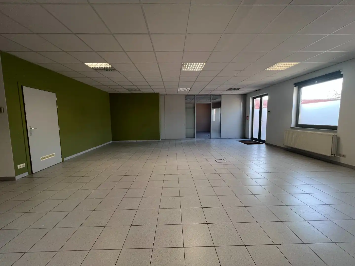 Commercieel handelspand met tal van mogelijkheden in het centrum van Lievegem foto 5