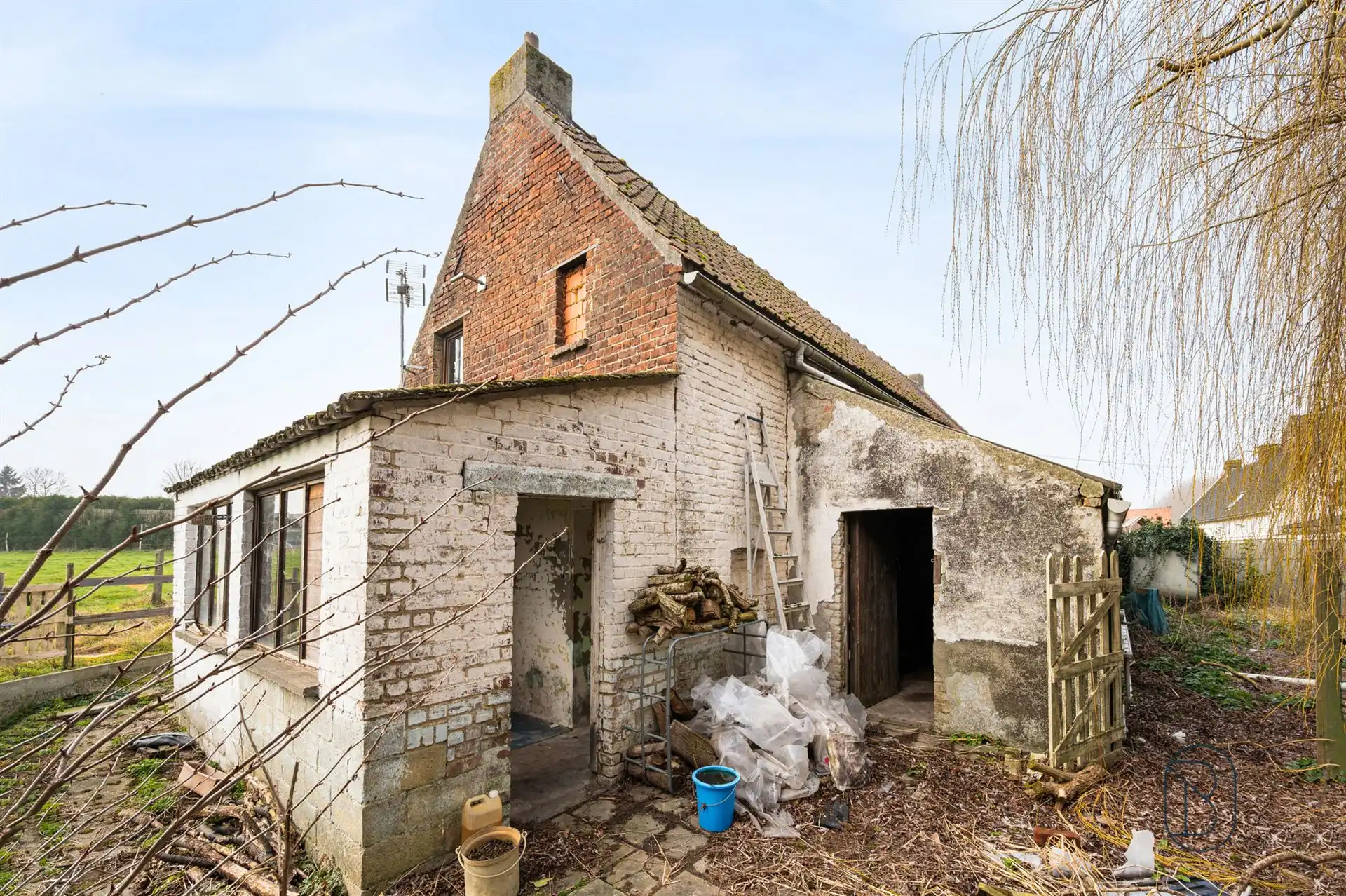 Volledig te renoveren woning, veel potentieel! foto 13