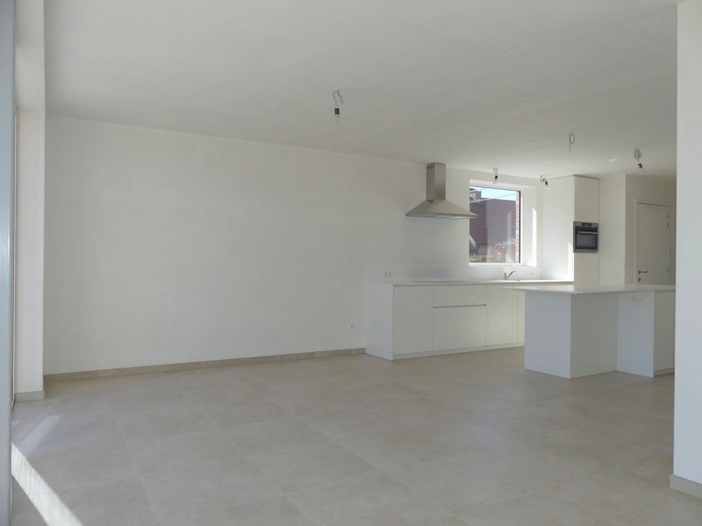Halfopen nieuwbouwwoning met zuidgericht terras, tuin en garage foto 5
