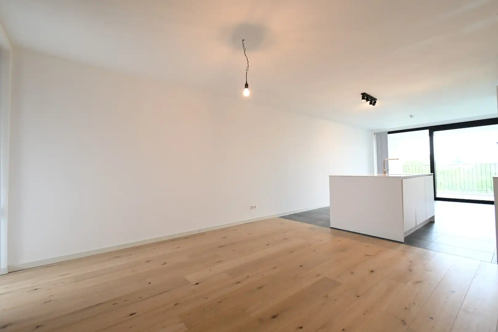 Knap recent appartement met 2 slaapkamers en mooi uitzicht + autostandplaats foto 24