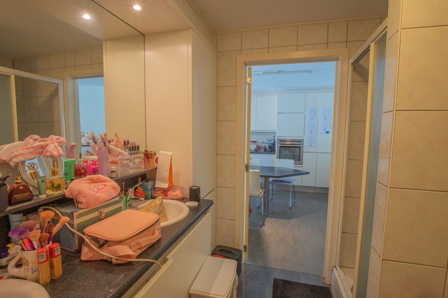 Lichtrijk gelijkvloers appartement met tuin, terras en autostaanplaats in hartje Rillaar foto 5