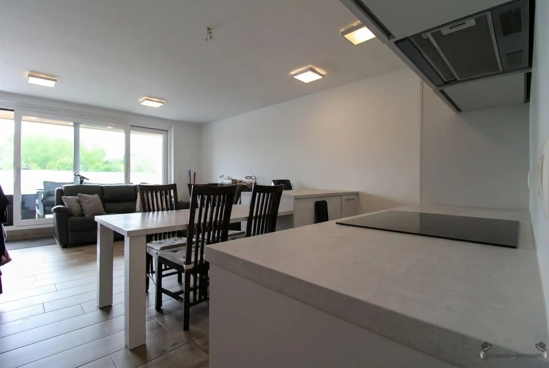 appartement op 2e verdieping met terras, autostaanplaats en berging foto 5