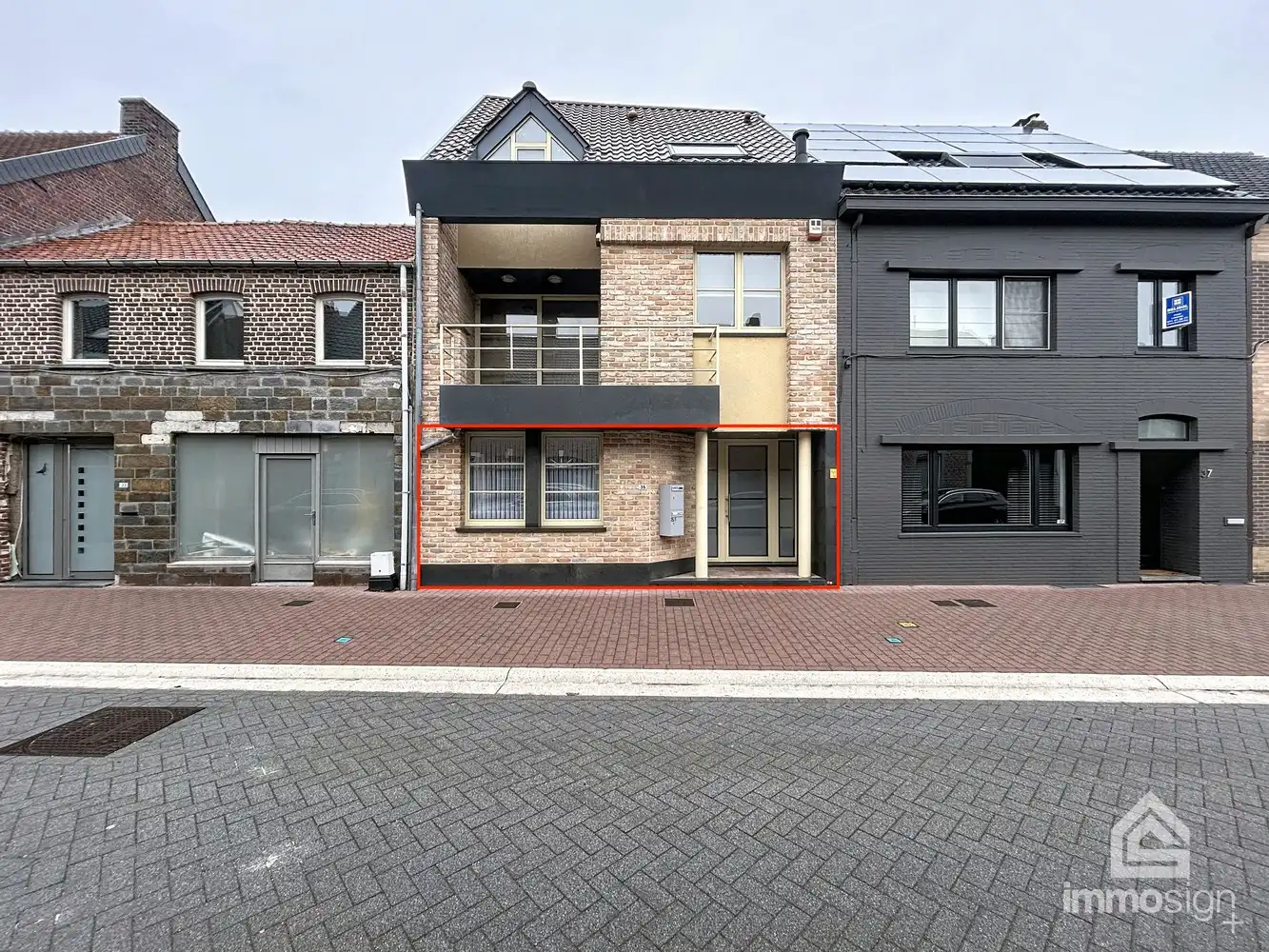 Instapklaar gelijkvloers appartement met buitenruimte, carport en 2 slaapkamer te Peer centrum foto 2
