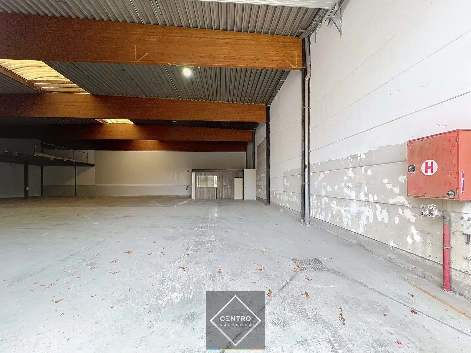 Instapklaar magazijn (600 m2) met mezzanine en geïntegreerd kantoor langs de N8 te Elverdinge (Ieper). Ambachten toegestaan ! foto 8