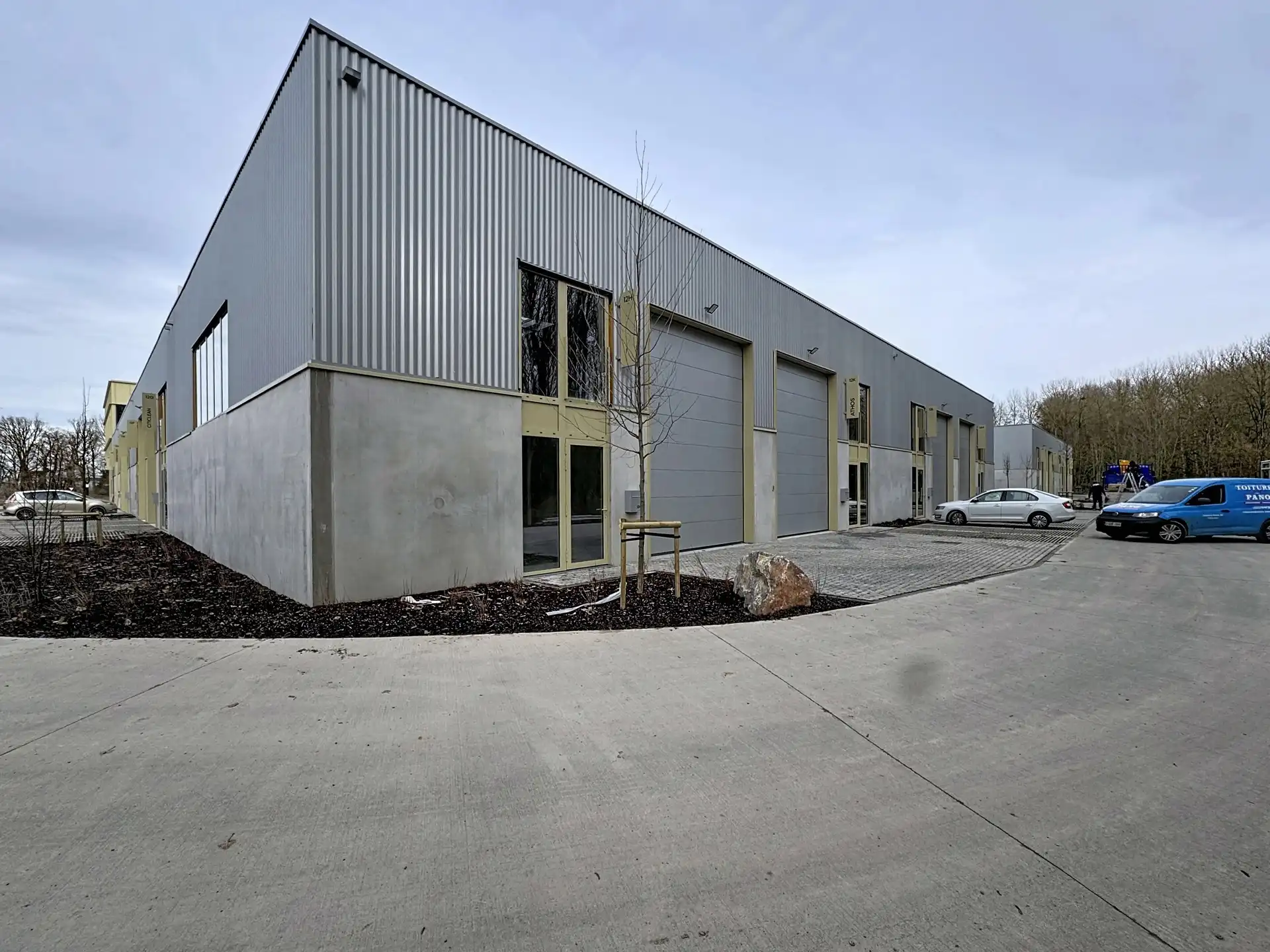 Nieuw magazijn van ±155 m² te huur – Strategische ligging foto 9