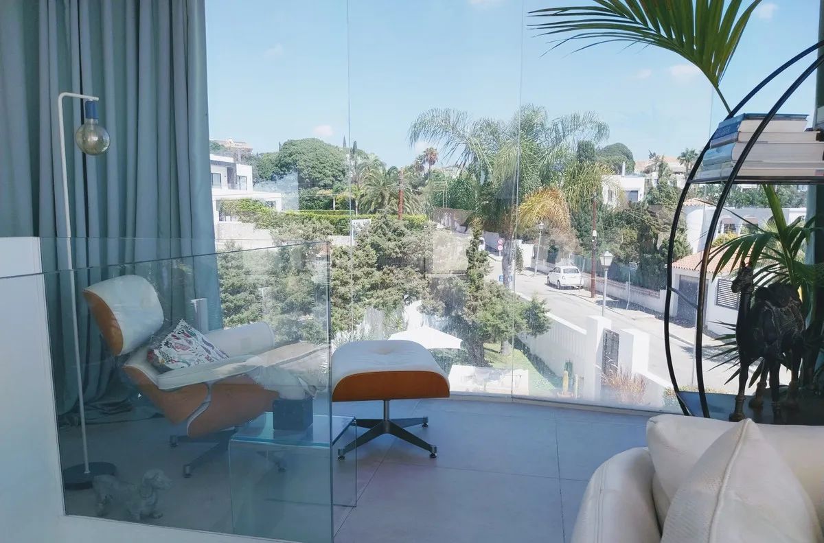 Unieke villa op wandelafstand van het strand in Marbesa: luxe wonen met uitzicht tot Gibraltar foto 2