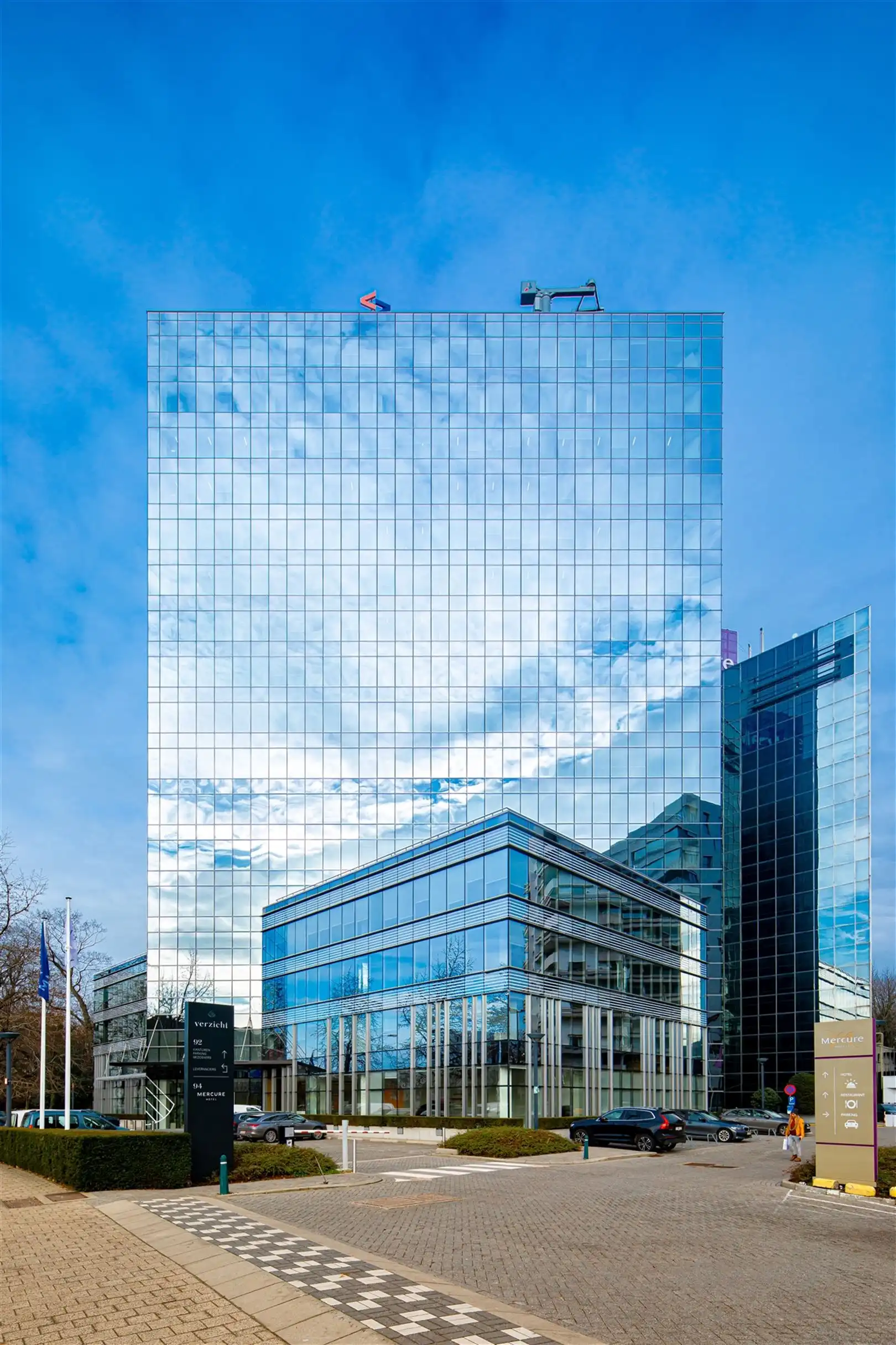 Moderne kantoorruimtes te huur in kantoorgebouw "Verzicht" foto {{pictureIndex}}