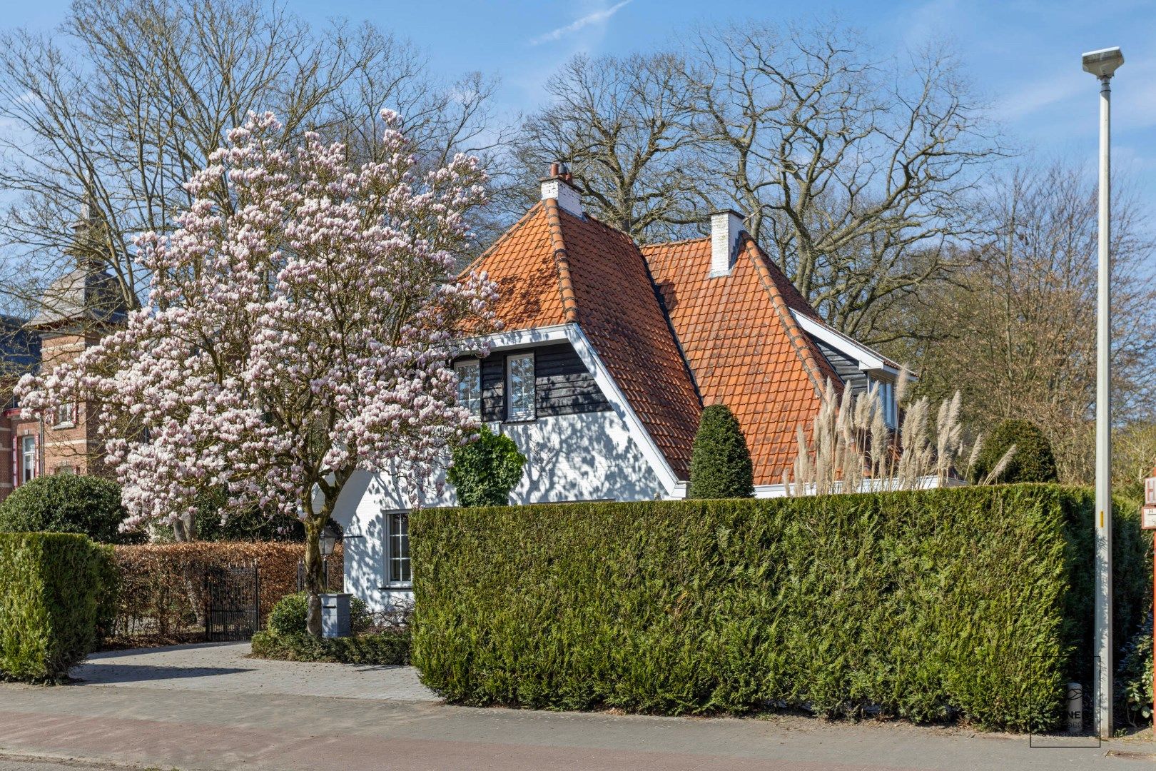 Prachtige woning op een perceel van ca. 2350m² en een centrale locatie te Zandhoven!  foto 2