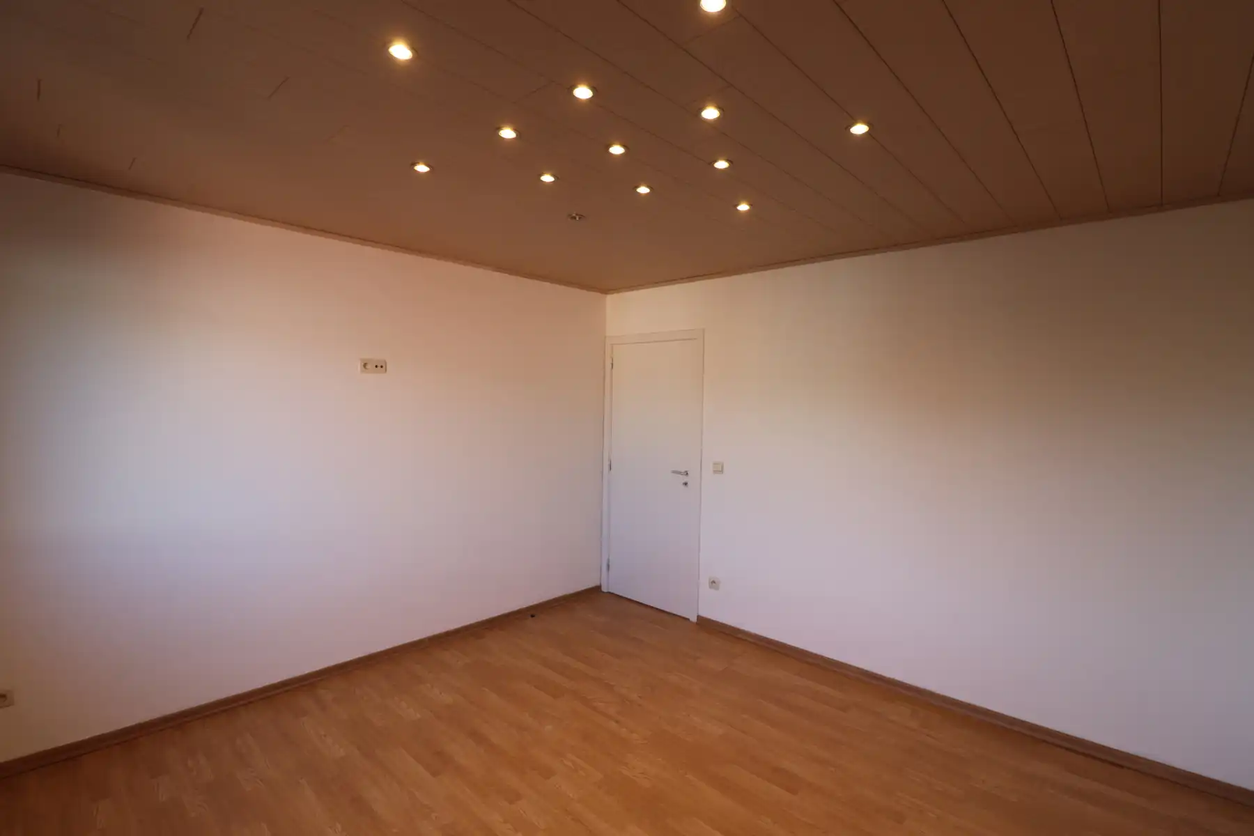 Ruim 2-slaapkamerappartement met terras en lift op de 1ste verdieping links met garage foto 10