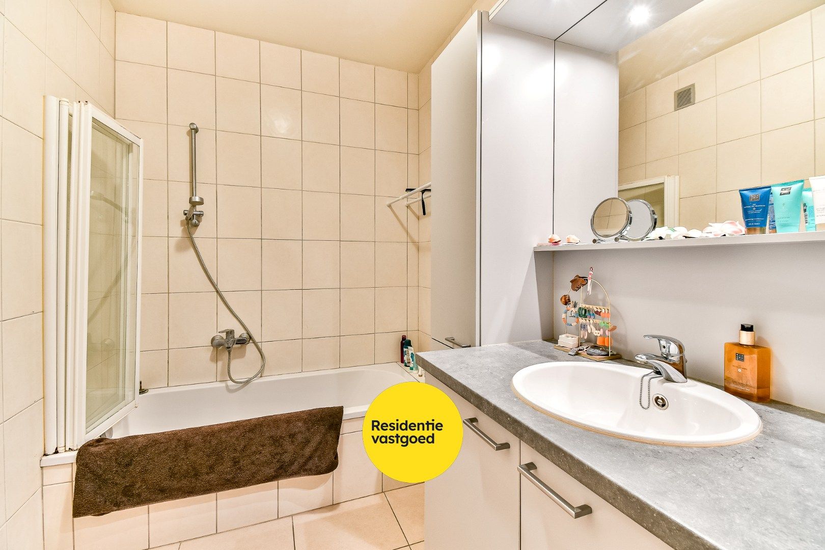 Opbrengsteigendom met 3 appartementen en 3 garages foto 5