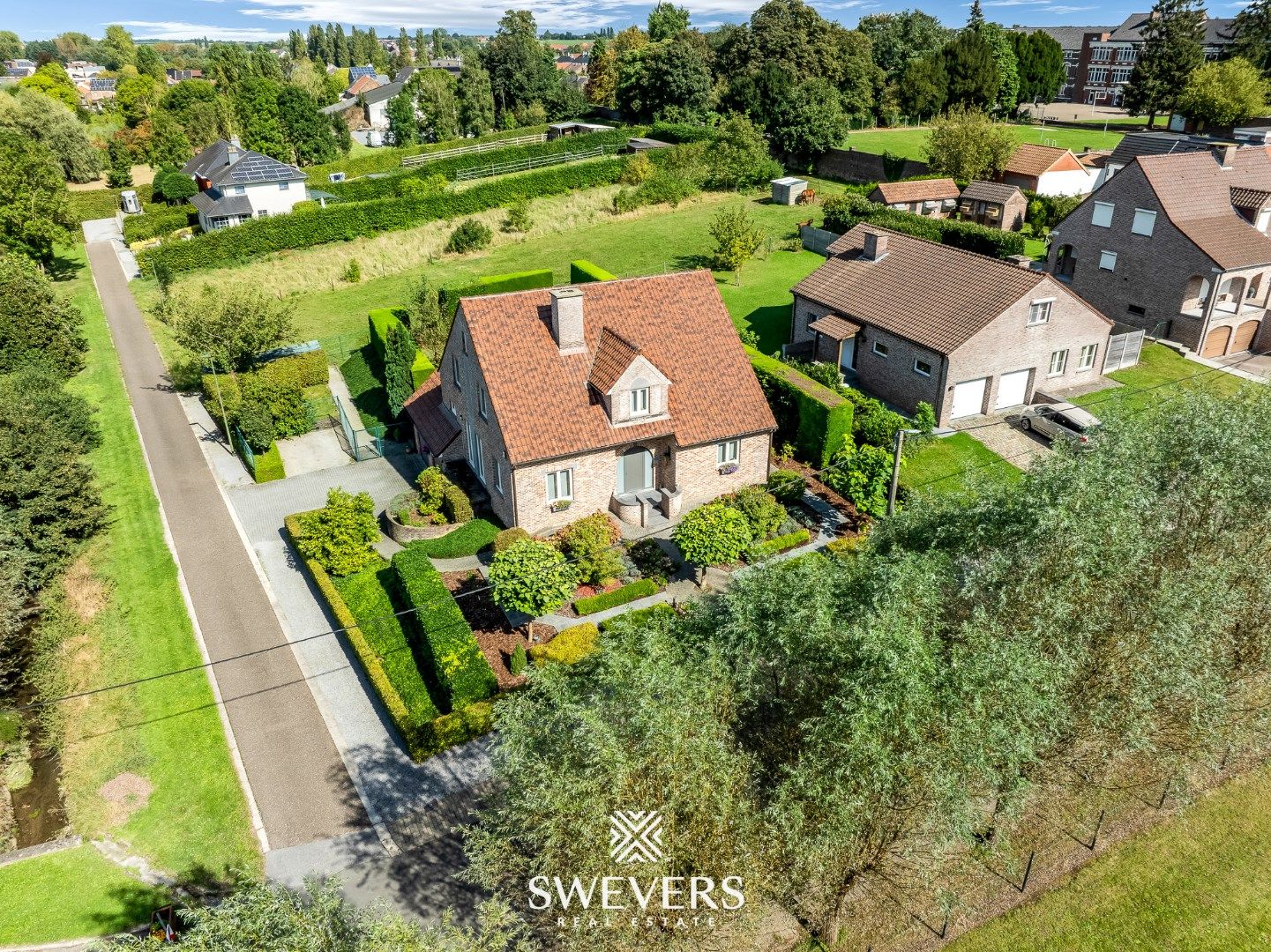 Residentieel gelegen en gerenoveerde landelijke woning van 300m² met grote veranda foto 49