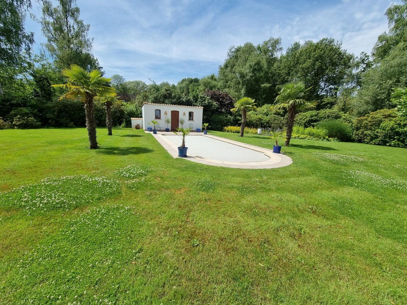 villa, rustig gelegen en gekaderd in een mooi verzorgde tuin voorzien van zwembad foto 4