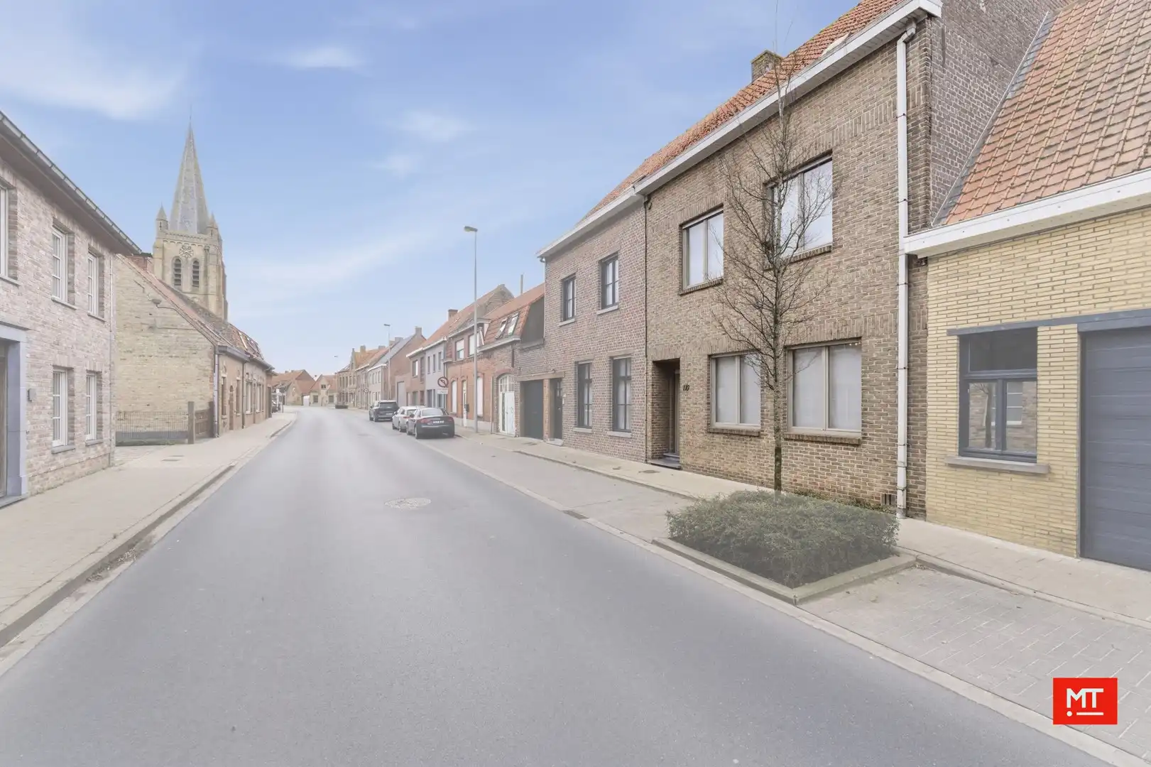Hoofdfoto van de publicatie: Te renoveren woning met 3 slaapkamers (5 mogelijk) en stadstuin in Bikschote