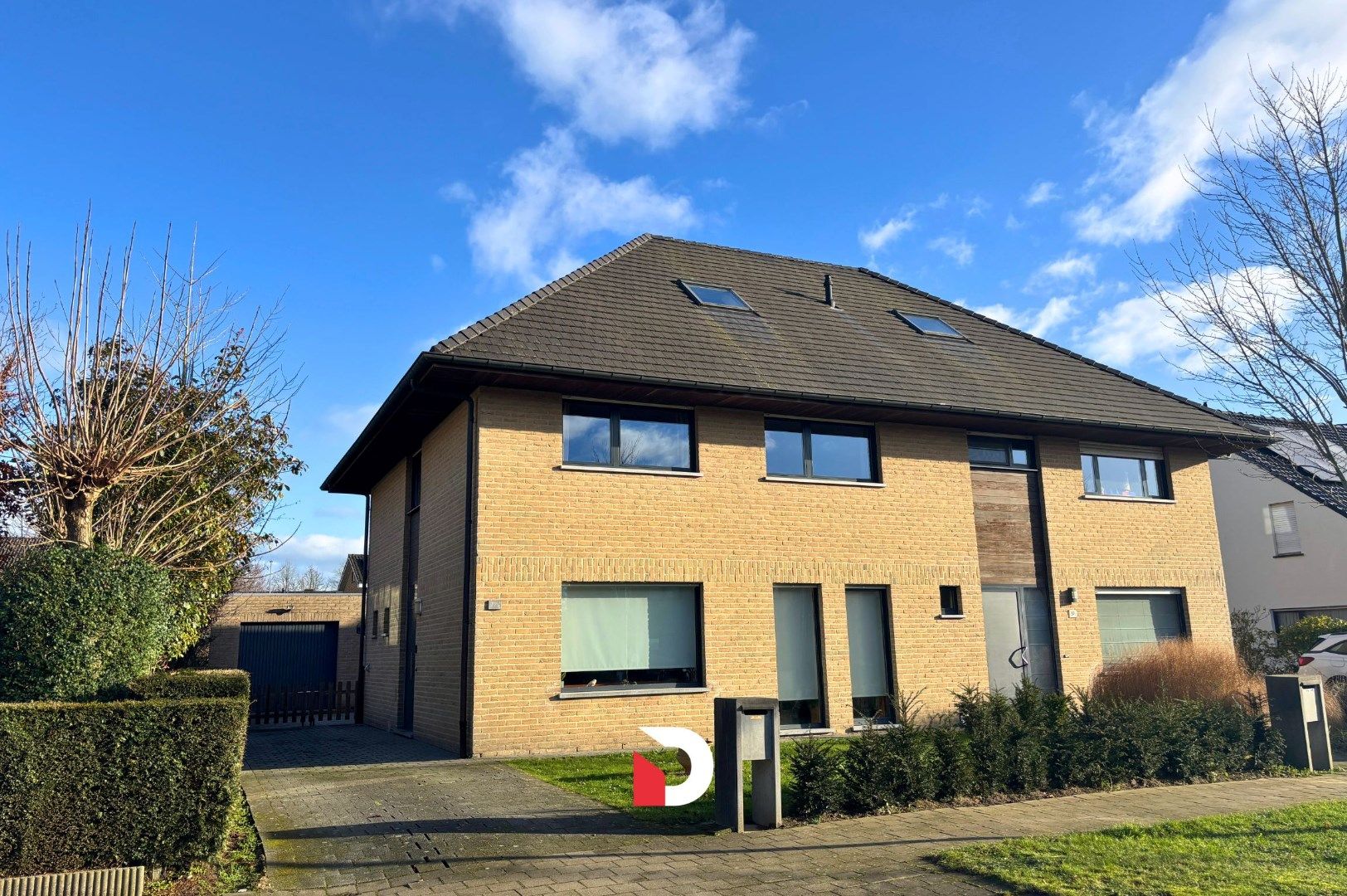 Ruime halfopen woning met 3 slaapkamers, tuin en garage foto {{pictureIndex}}